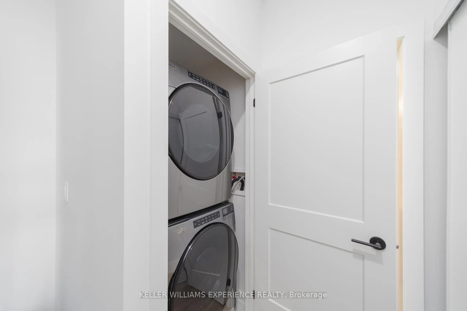 Photo 3 of Unit 808, 56 Lakeside Terrace, Barrie, Little Lake — HOMEH
