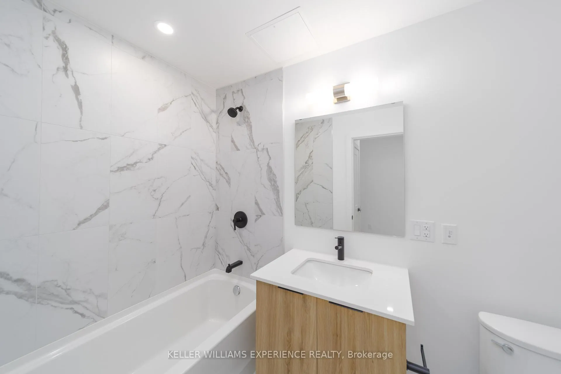 Photo 4 of Unit 808, 56 Lakeside Terrace, Barrie, Little Lake — HOMEH