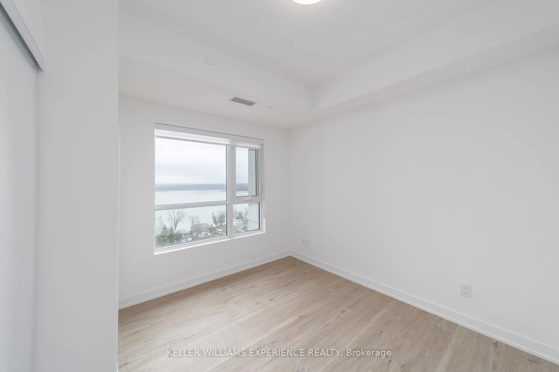 Photo 7 of Unit 808, 56 Lakeside Terrace, Barrie, Little Lake — HOMEH