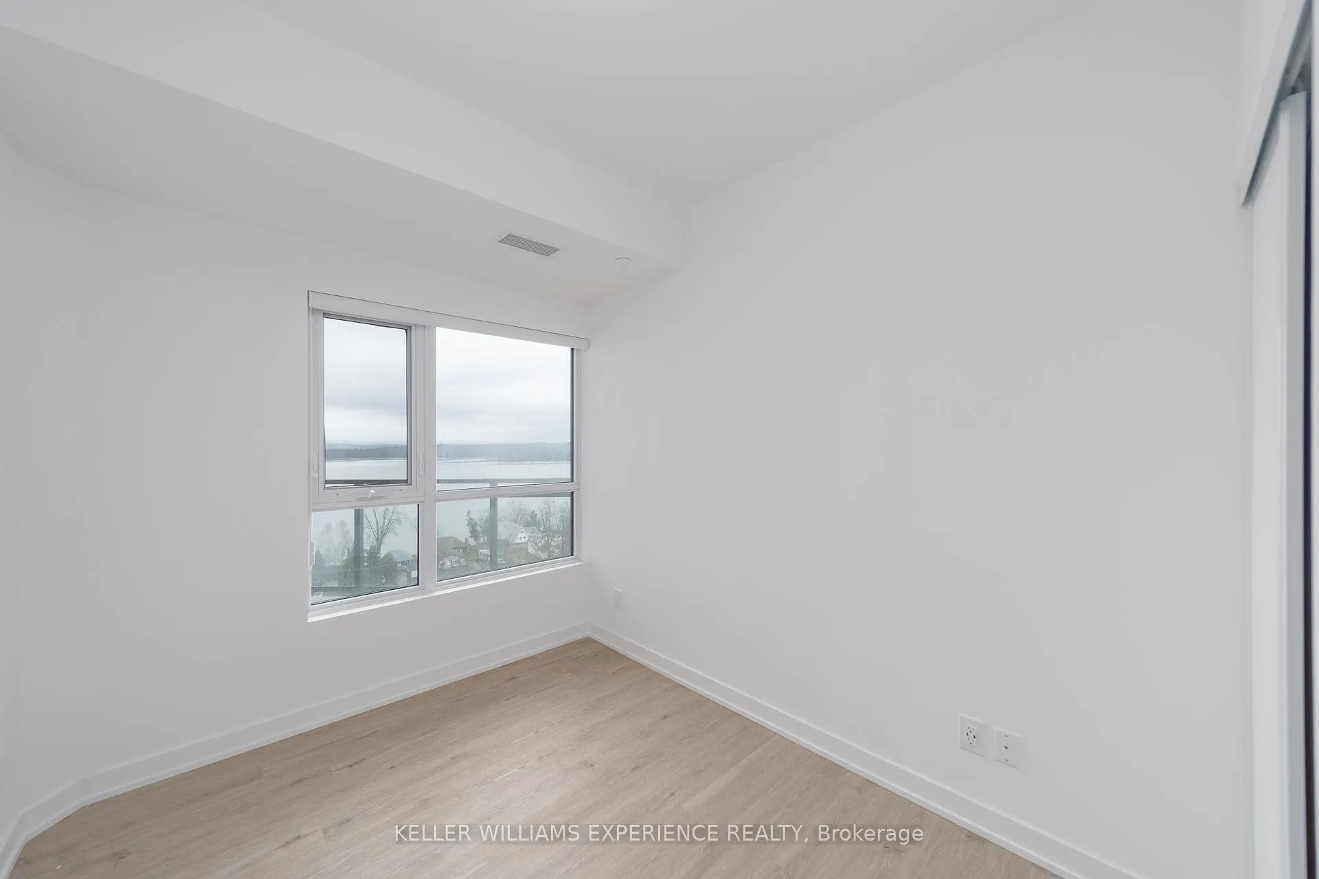 Photo 11 of Unit 808, 56 Lakeside Terrace, Barrie, Little Lake — HOMEH