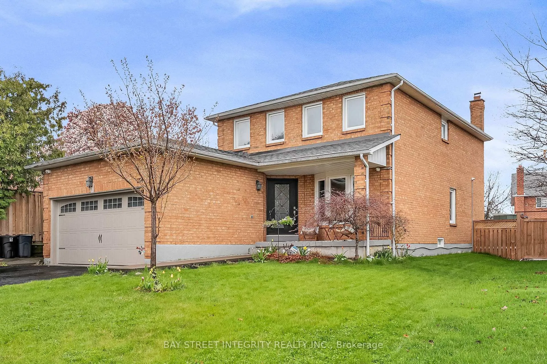 Photo 2 of 354 Waterside Crescent, Vaughan, Maple — HOMEH