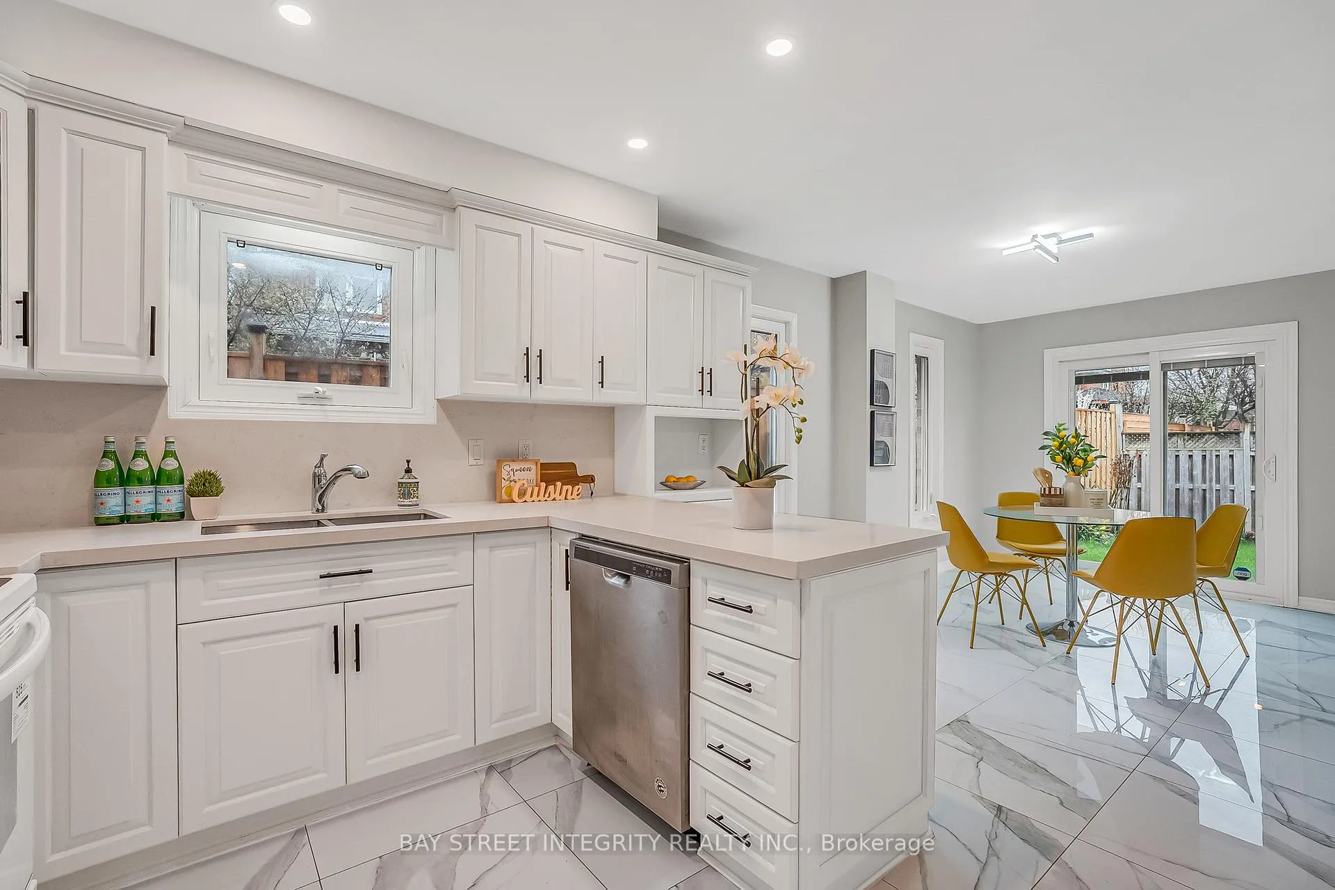 Photo 15 of 354 Waterside Crescent, Vaughan, Maple — HOMEH