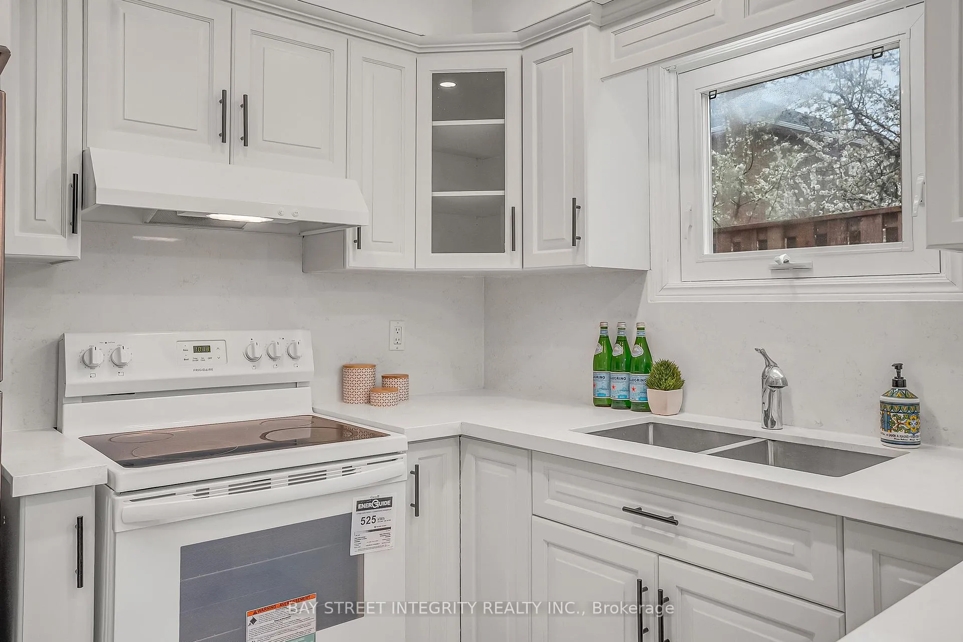 Photo 16 of 354 Waterside Crescent, Vaughan, Maple — HOMEH