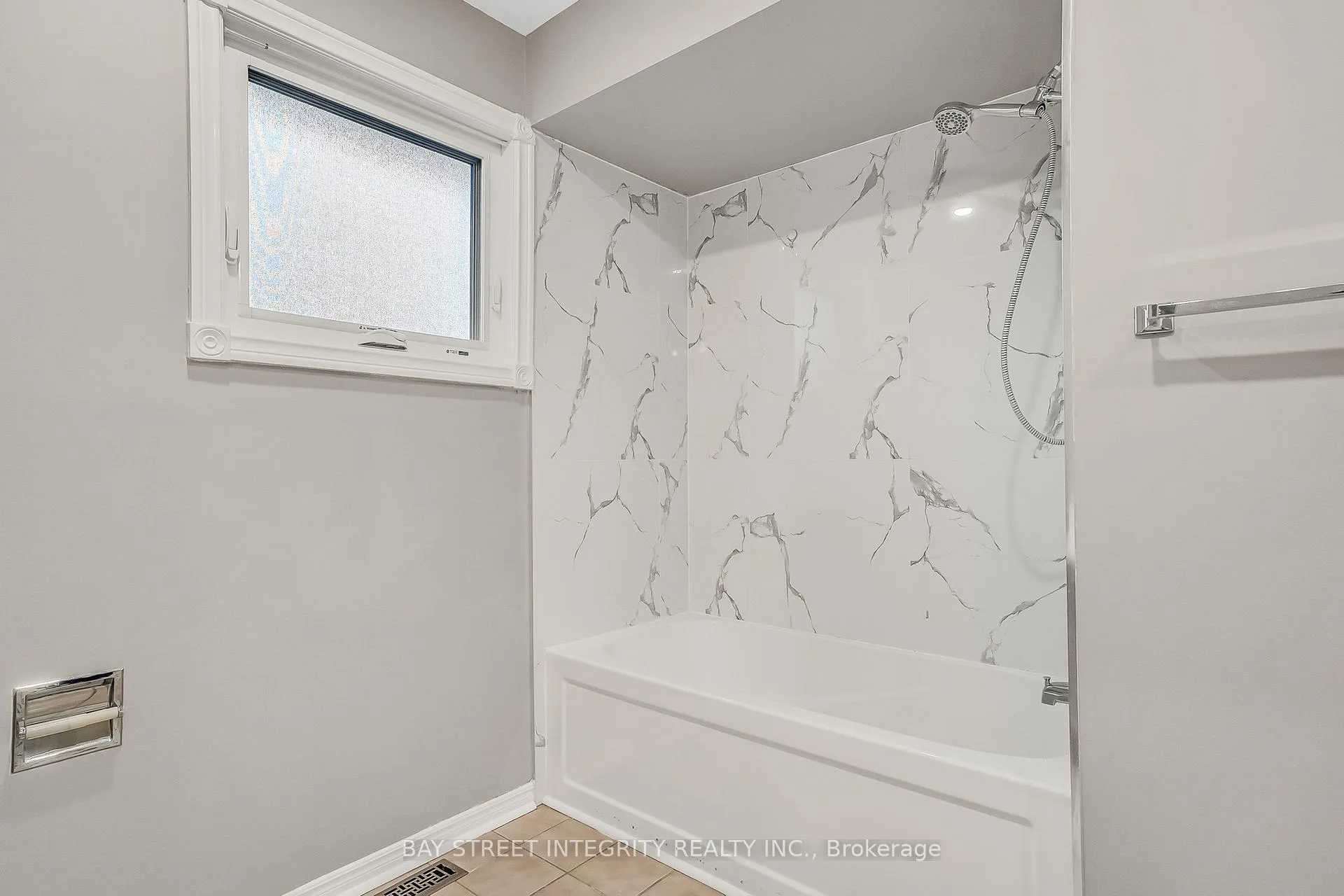 Photo 25 of 354 Waterside Crescent, Vaughan, Maple — HOMEH
