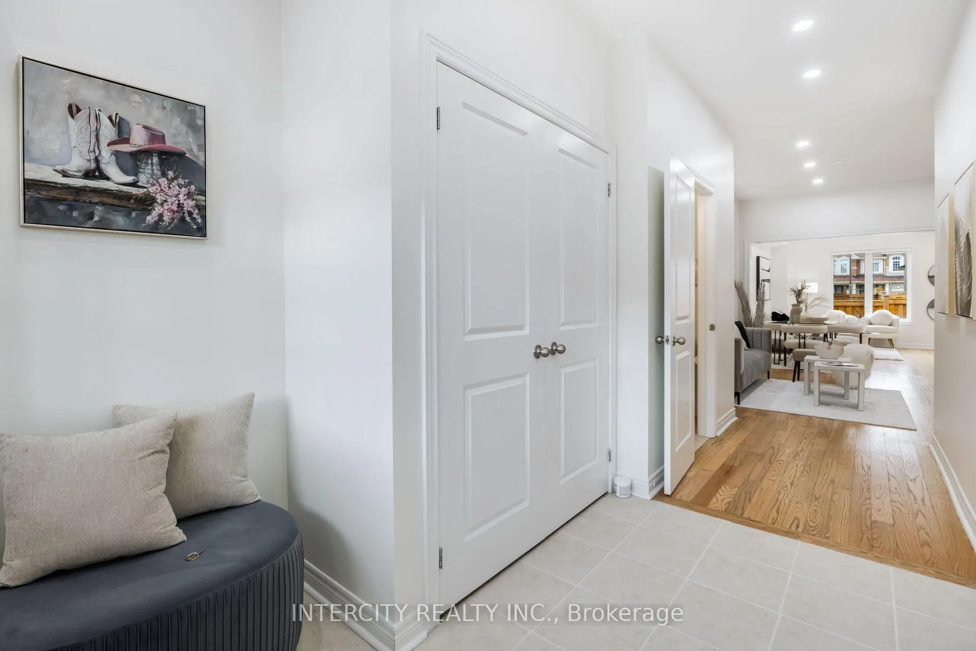 Photo 5 of 31 Matterhorn Road, Brampton, Northwest Brampton — HOMEH