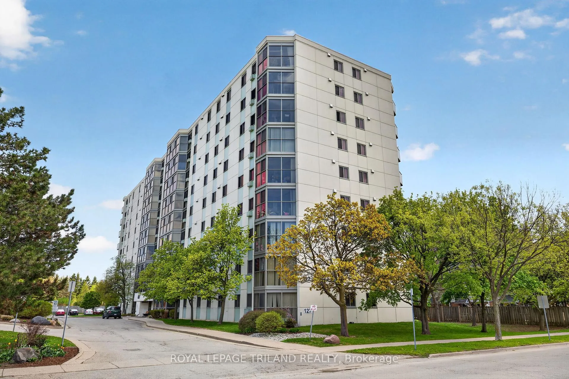 Photo 2 of Unit 810, 127 Belmont Drive, London, South O — HOMEH