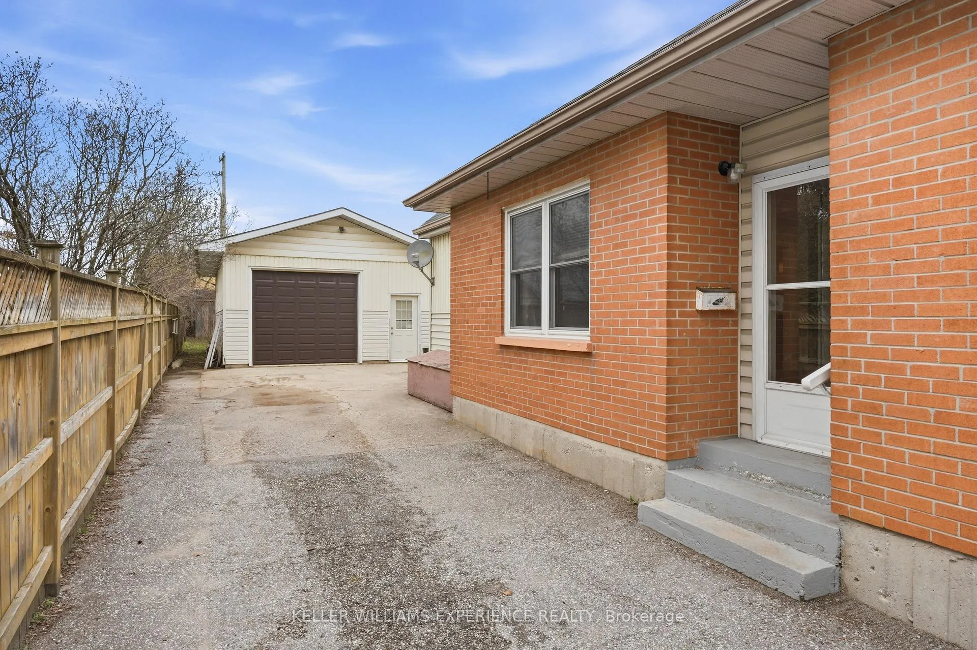Photo 2 of 98 Donald Street, Barrie, Queen's Park — HOMEH