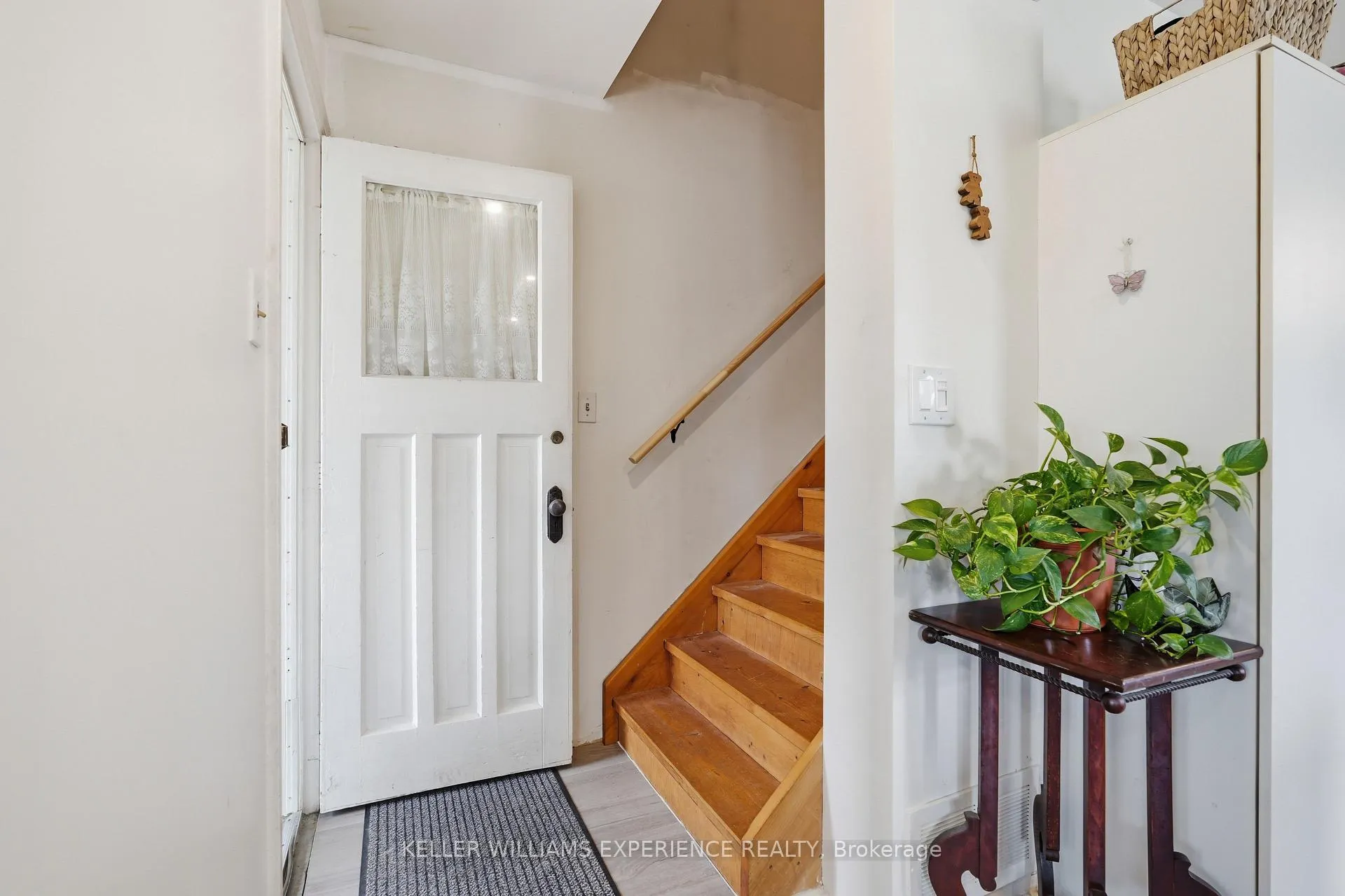 Photo 4 of 98 Donald Street, Barrie, Queen's Park — HOMEH
