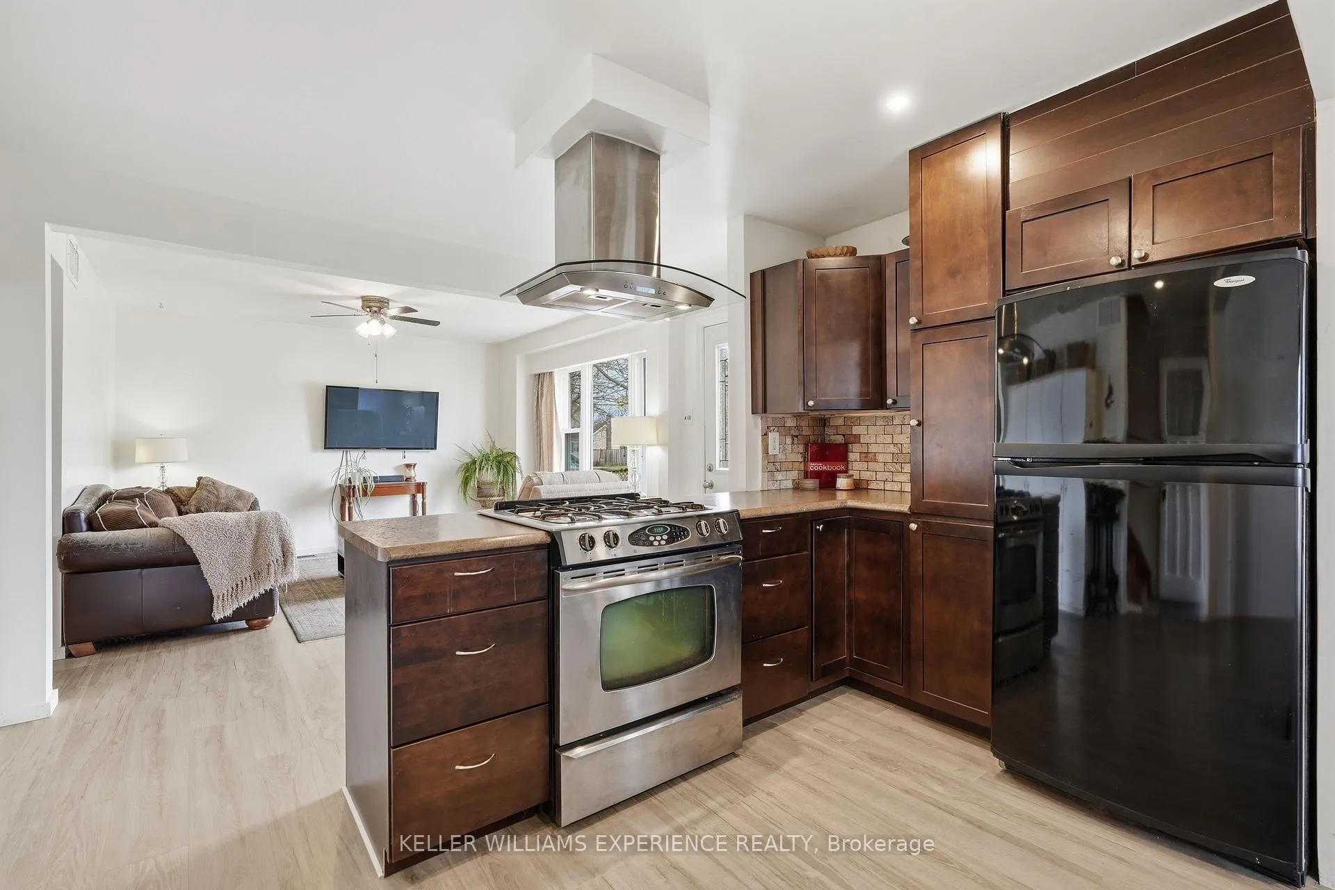 Photo 5 of 98 Donald Street, Barrie, Queen's Park — HOMEH