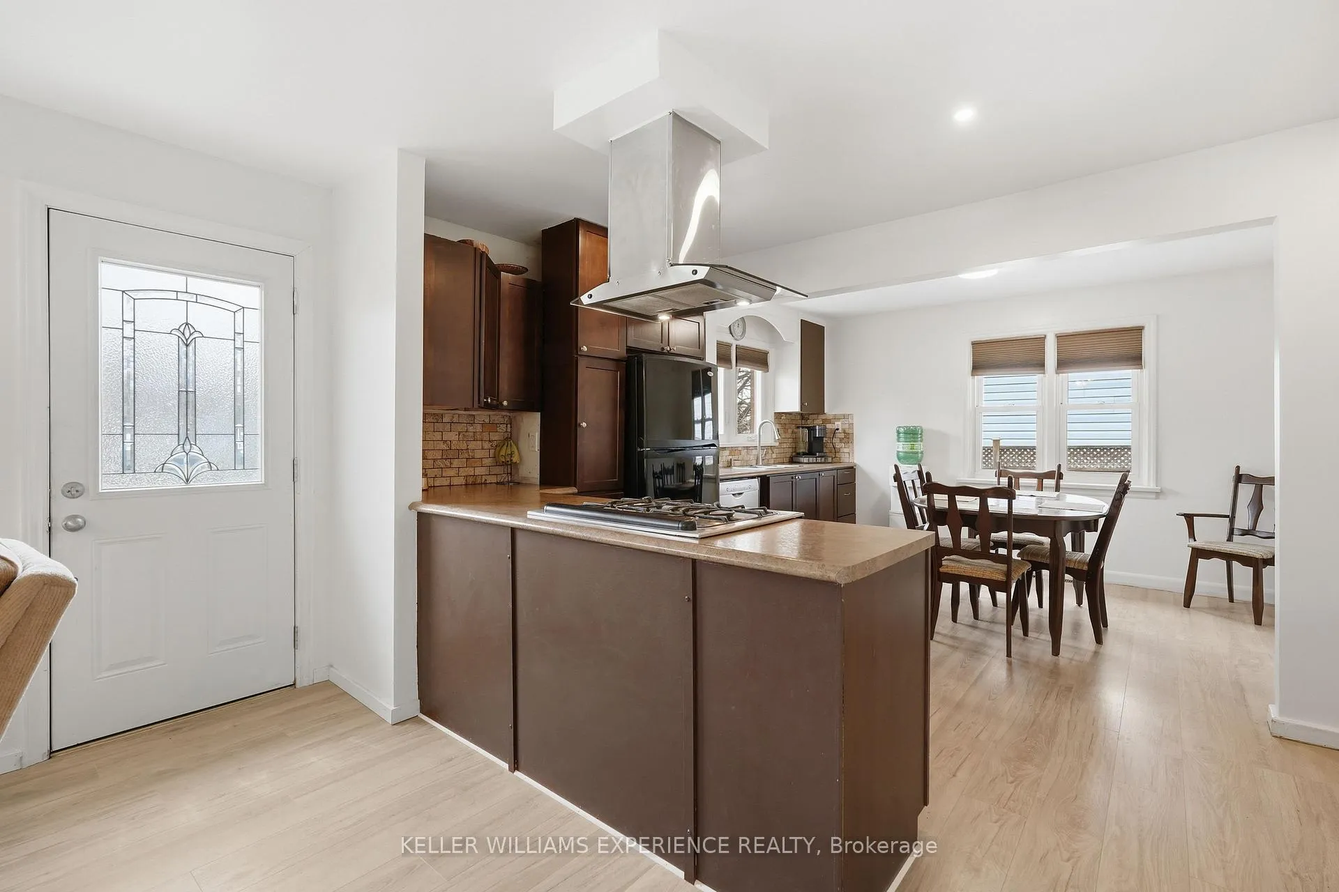 Photo 6 of 98 Donald Street, Barrie, Queen's Park — HOMEH