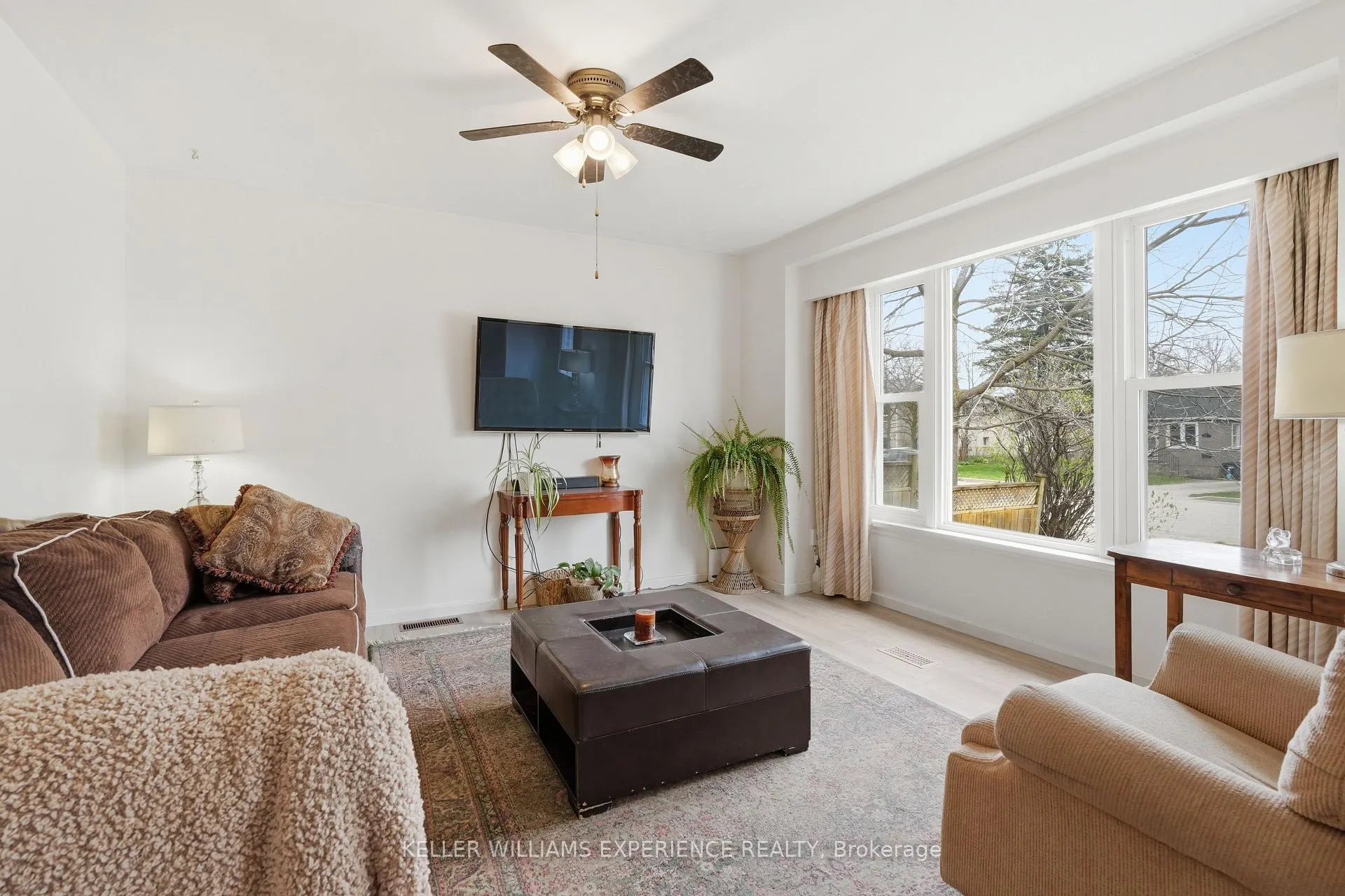 Photo 8 of 98 Donald Street, Barrie, Queen's Park — HOMEH