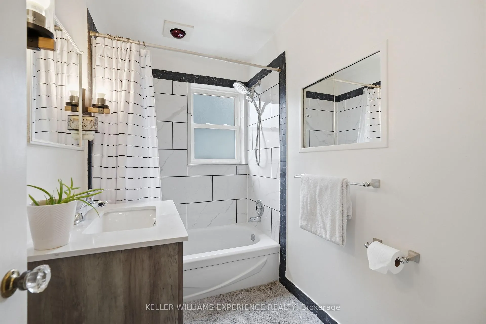 Photo 12 of 98 Donald Street, Barrie, Queen's Park — HOMEH