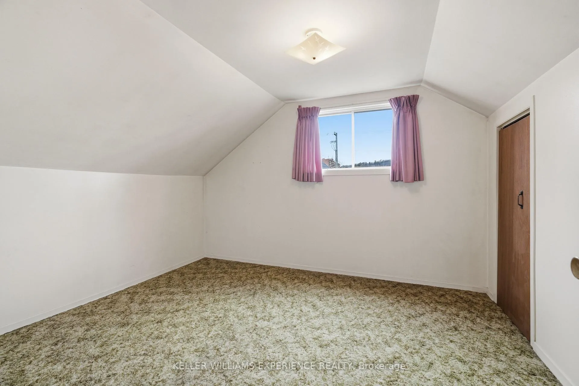 Photo 13 of 98 Donald Street, Barrie, Queen's Park — HOMEH