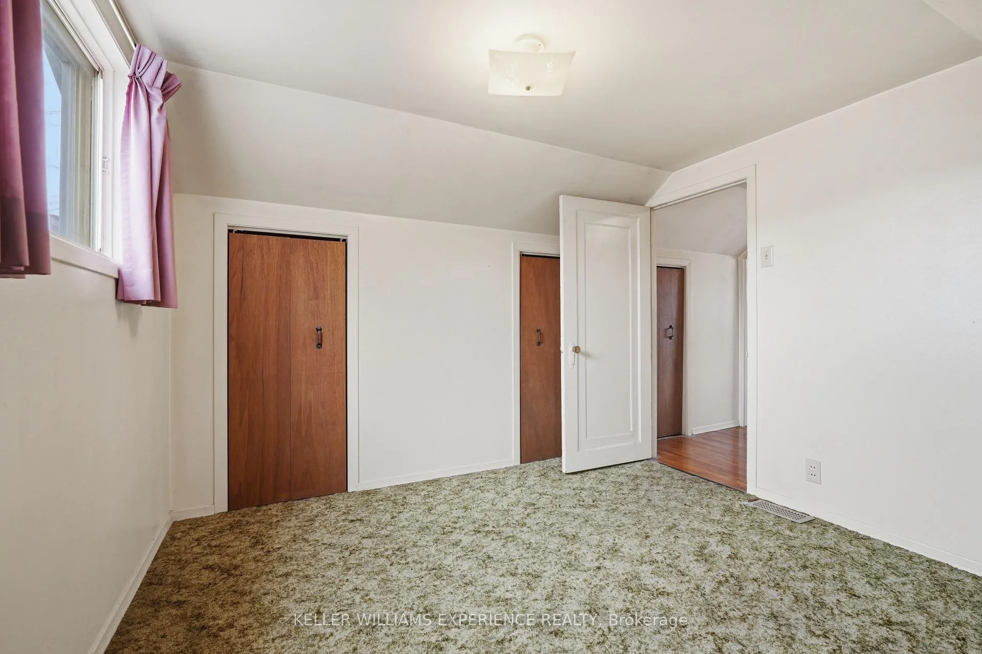 Photo 15 of 98 Donald Street, Barrie, Queen's Park — HOMEH