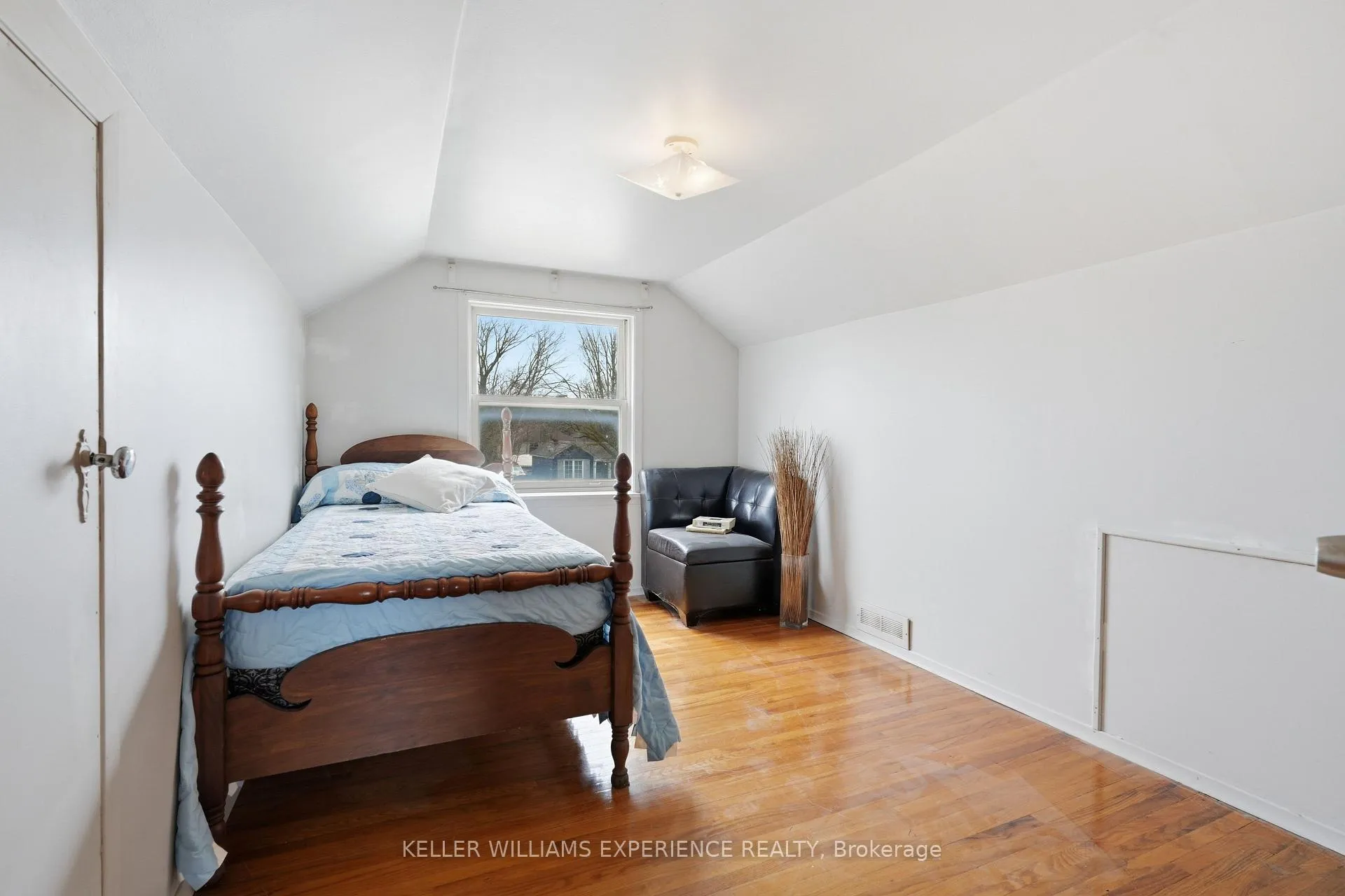 Photo 16 of 98 Donald Street, Barrie, Queen's Park — HOMEH