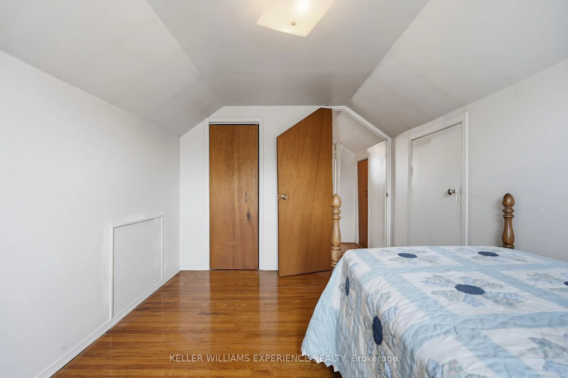 Photo 17 of 98 Donald Street, Barrie, Queen's Park — HOMEH