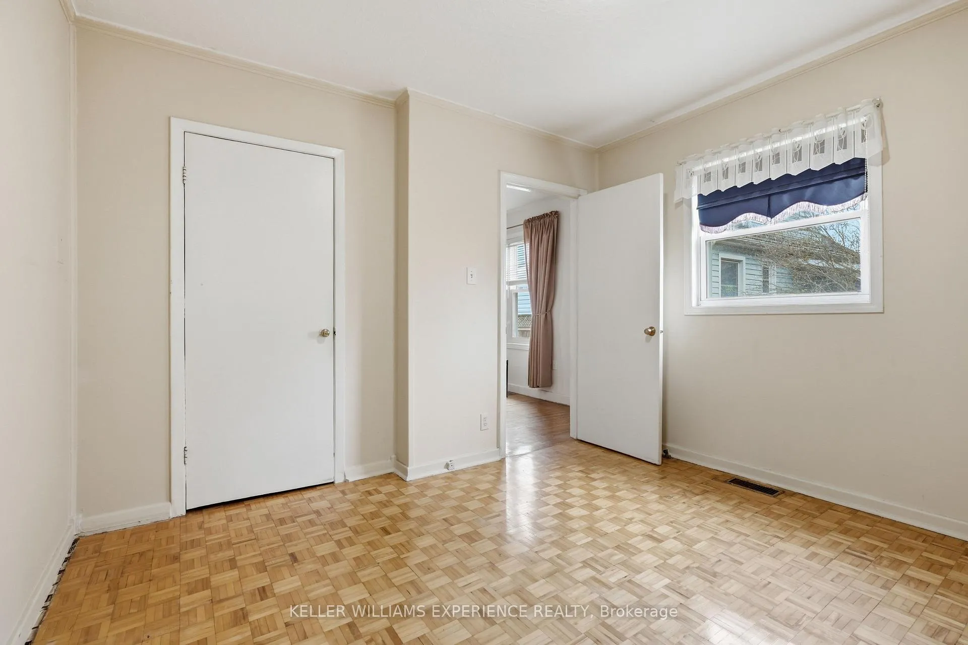 Photo 29 of 98 Donald Street, Barrie, Queen's Park — HOMEH
