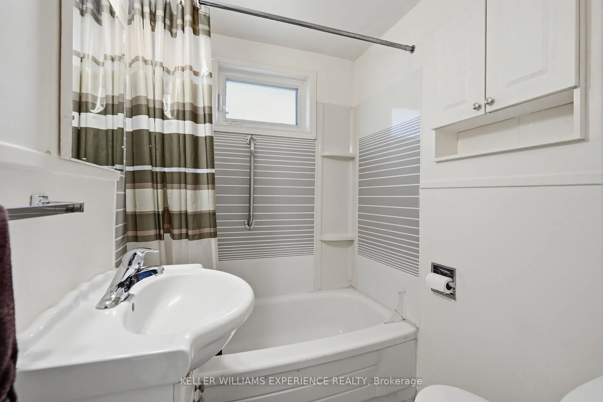 Photo 30 of 98 Donald Street, Barrie, Queen's Park — HOMEH