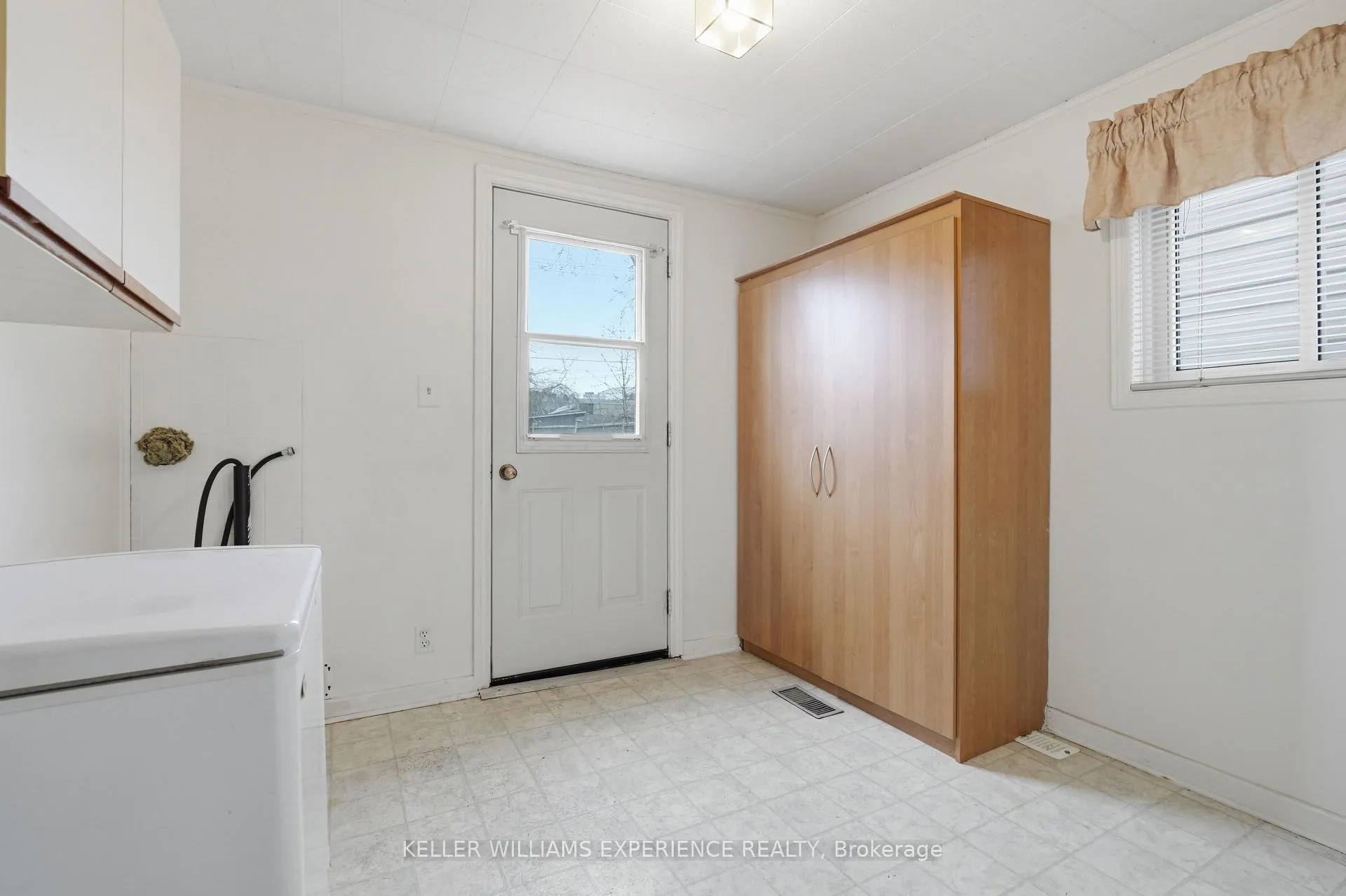 Photo 31 of 98 Donald Street, Barrie, Queen's Park — HOMEH