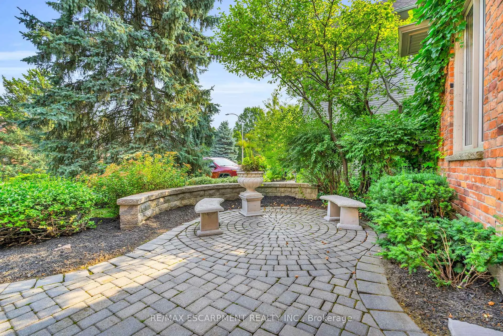 Photo 3 of 484 Bush Drive, Hamilton, Ancaster — HOMEH
