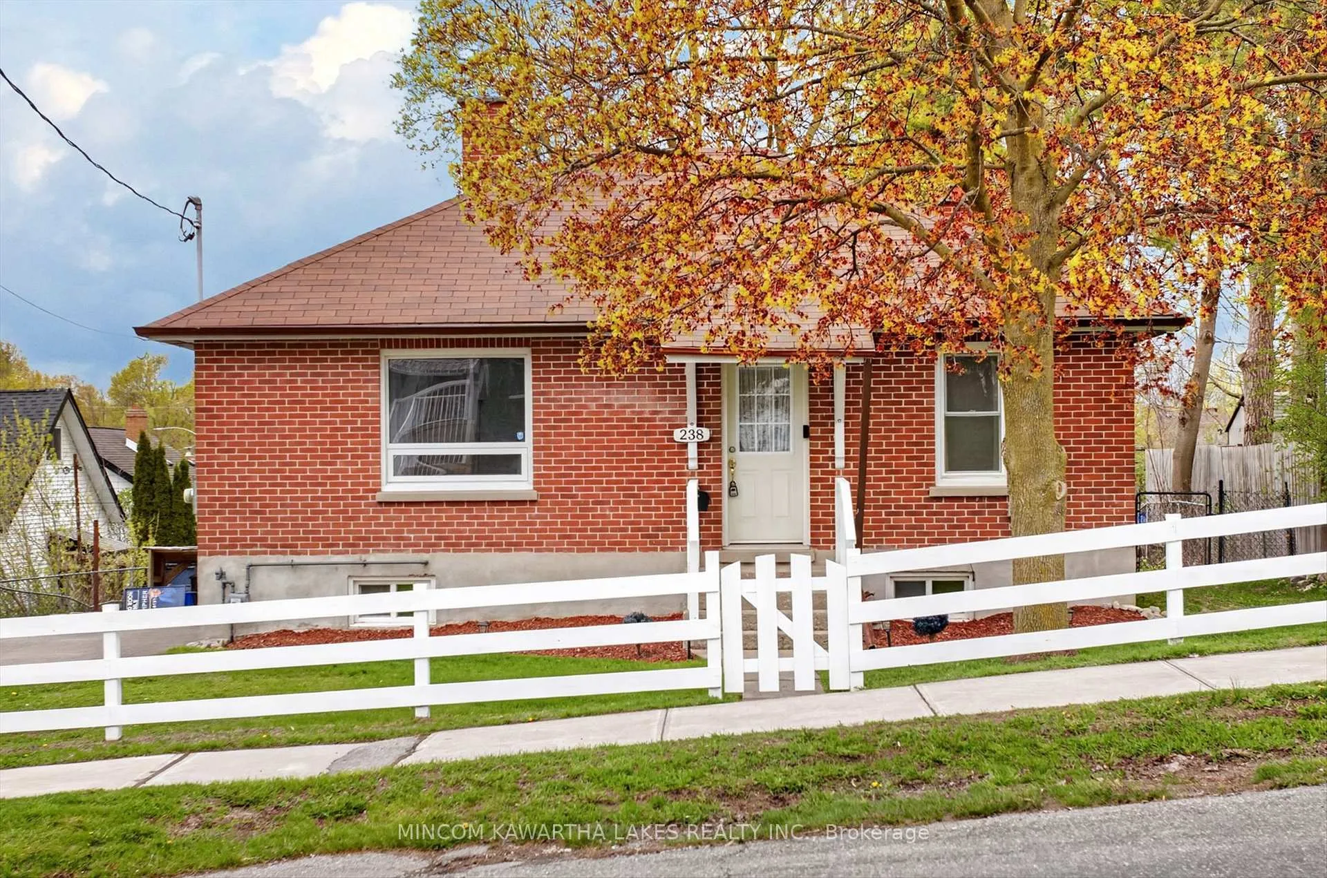 Photo 3 of 238 Mcfarlane Street, Peterborough, Ashburnham Ward 4 — HOMEH