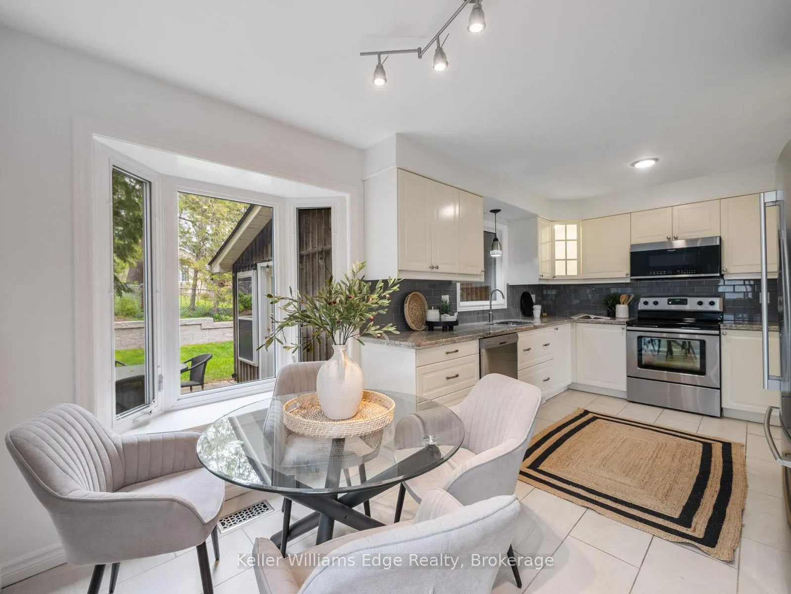 Photo 5 of 23 Ridgewood Boulevard, Hamilton, Dundas — HOMEH