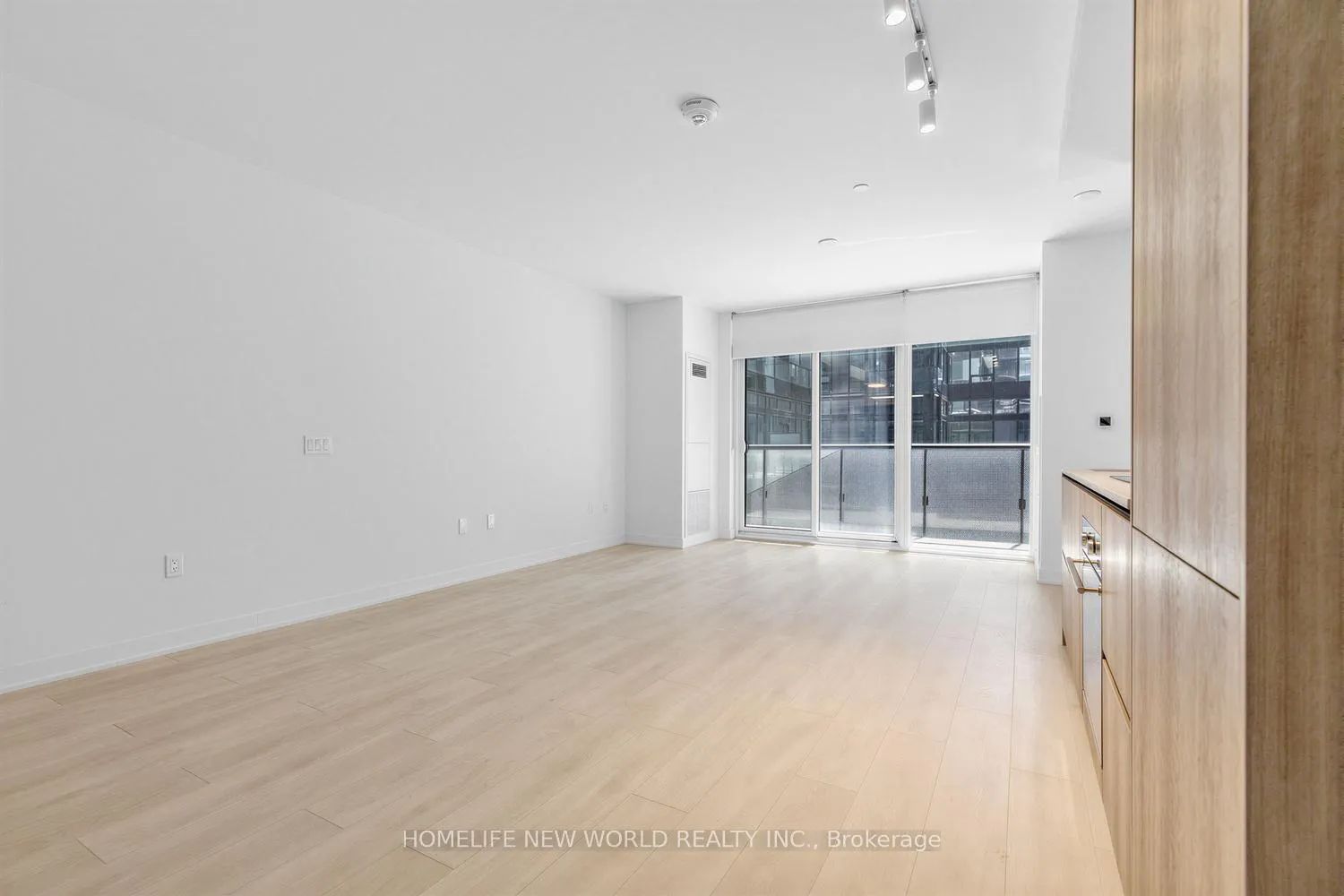Photo 3 of Unit 602, 117 Broadway Avenue, Toronto, Mount Pleasant West — HOMEH