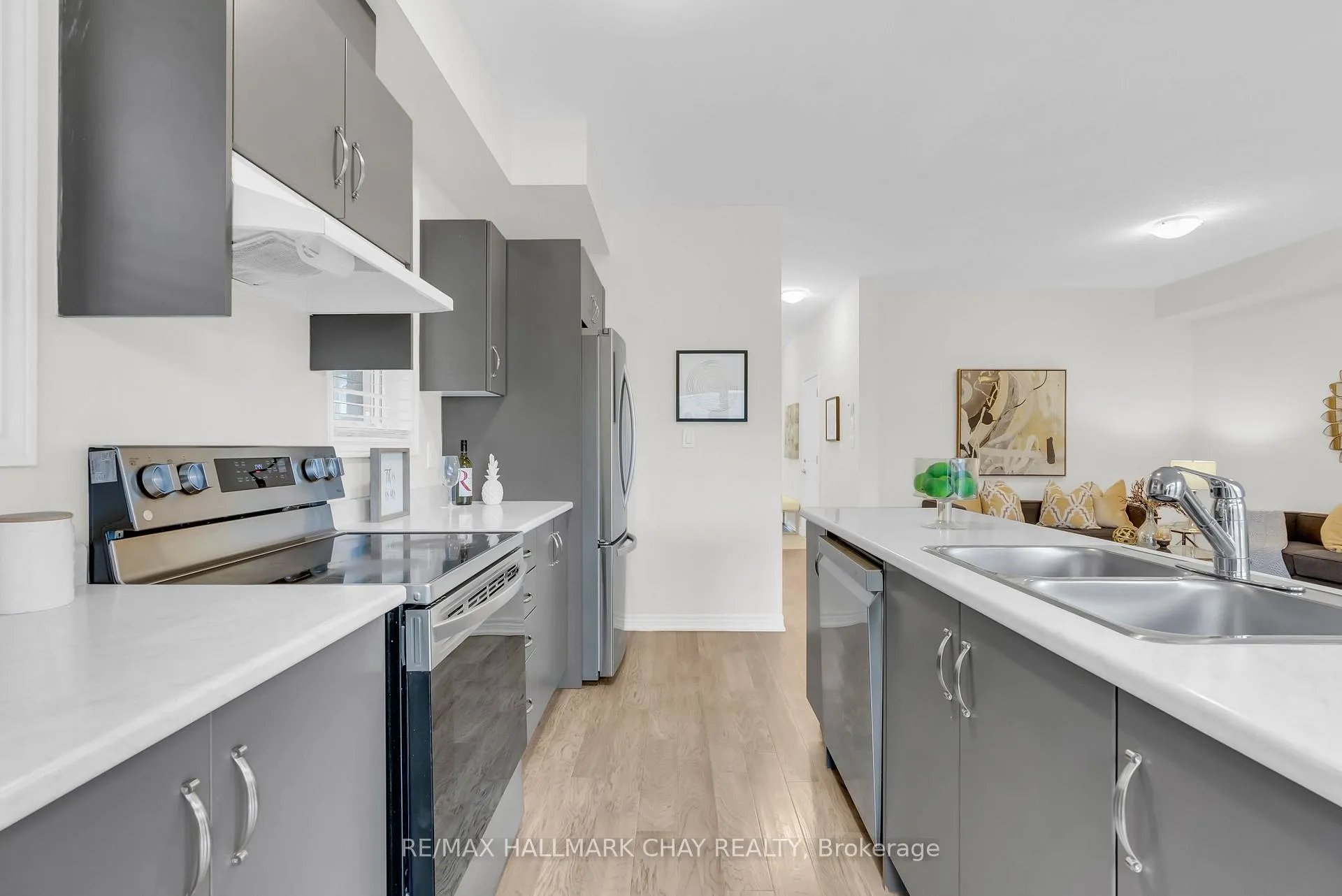 Photo 8 of 92 Aquasanta Crescent, Hamilton, Ryckmans — HOMEH