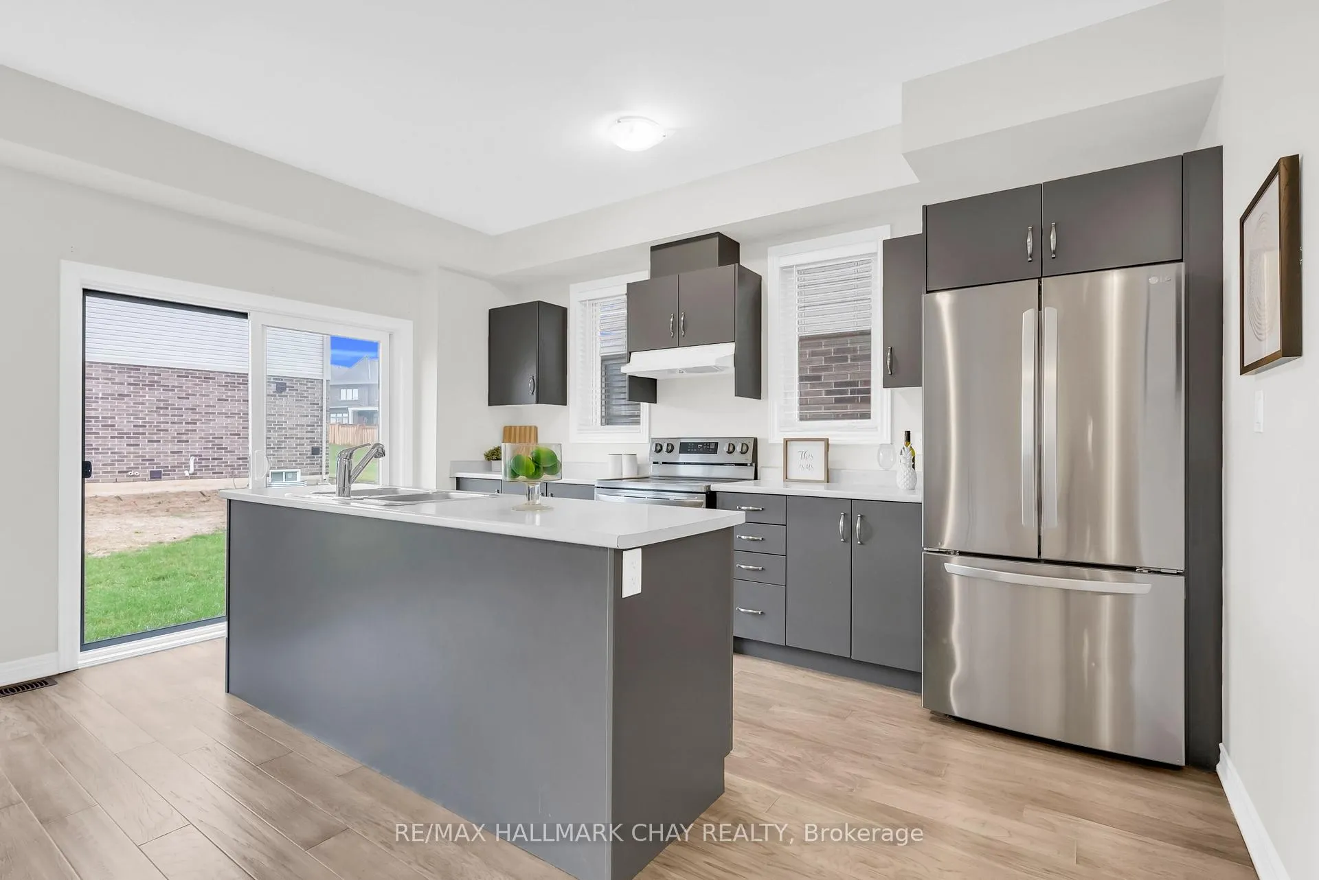 Photo 9 of 92 Aquasanta Crescent, Hamilton, Ryckmans — HOMEH