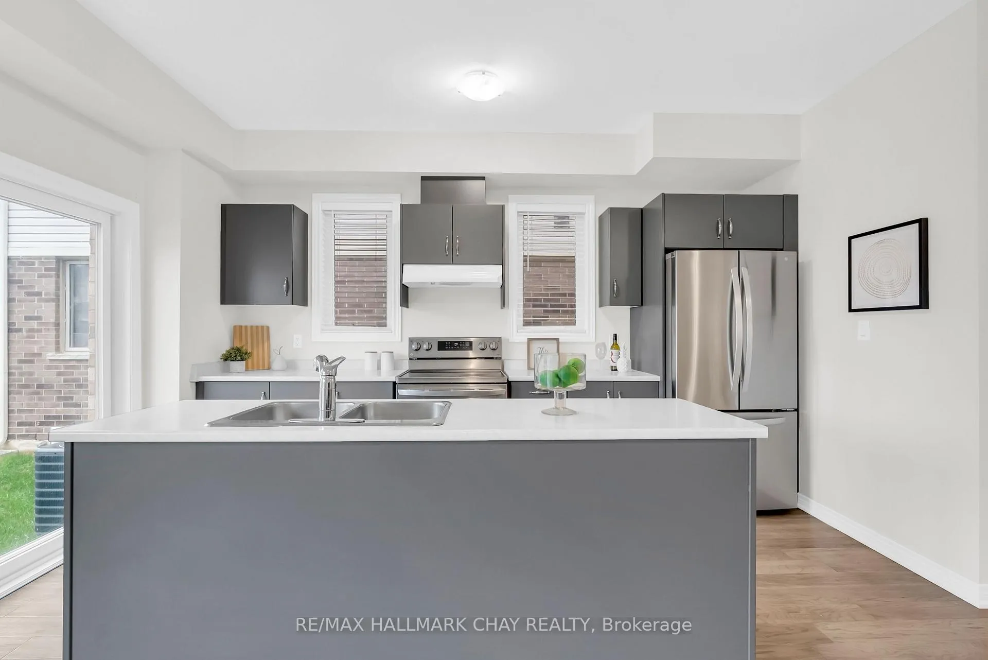 Photo 10 of 92 Aquasanta Crescent, Hamilton, Ryckmans — HOMEH