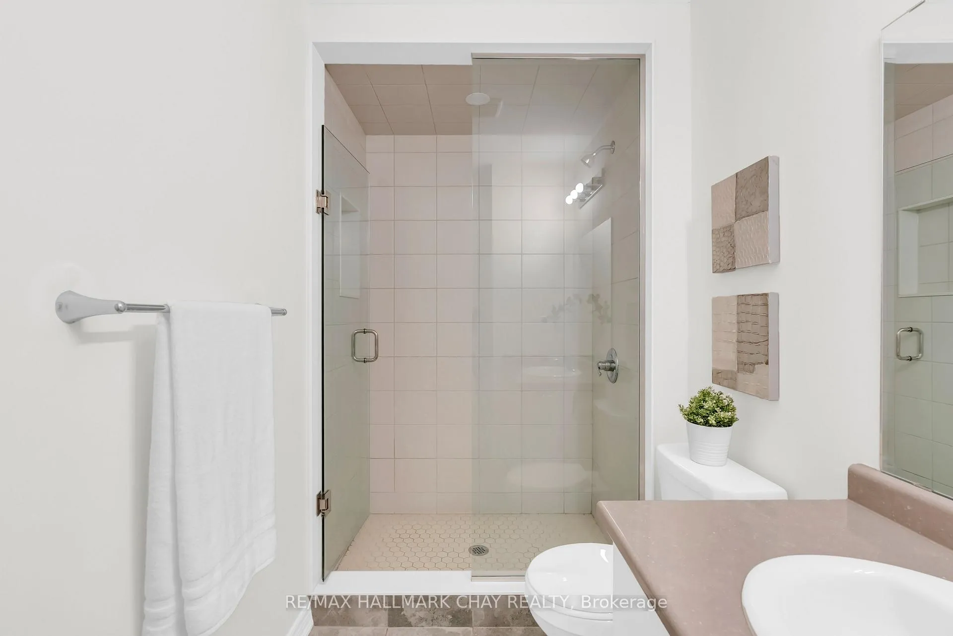 Photo 20 of 92 Aquasanta Crescent, Hamilton, Ryckmans — HOMEH
