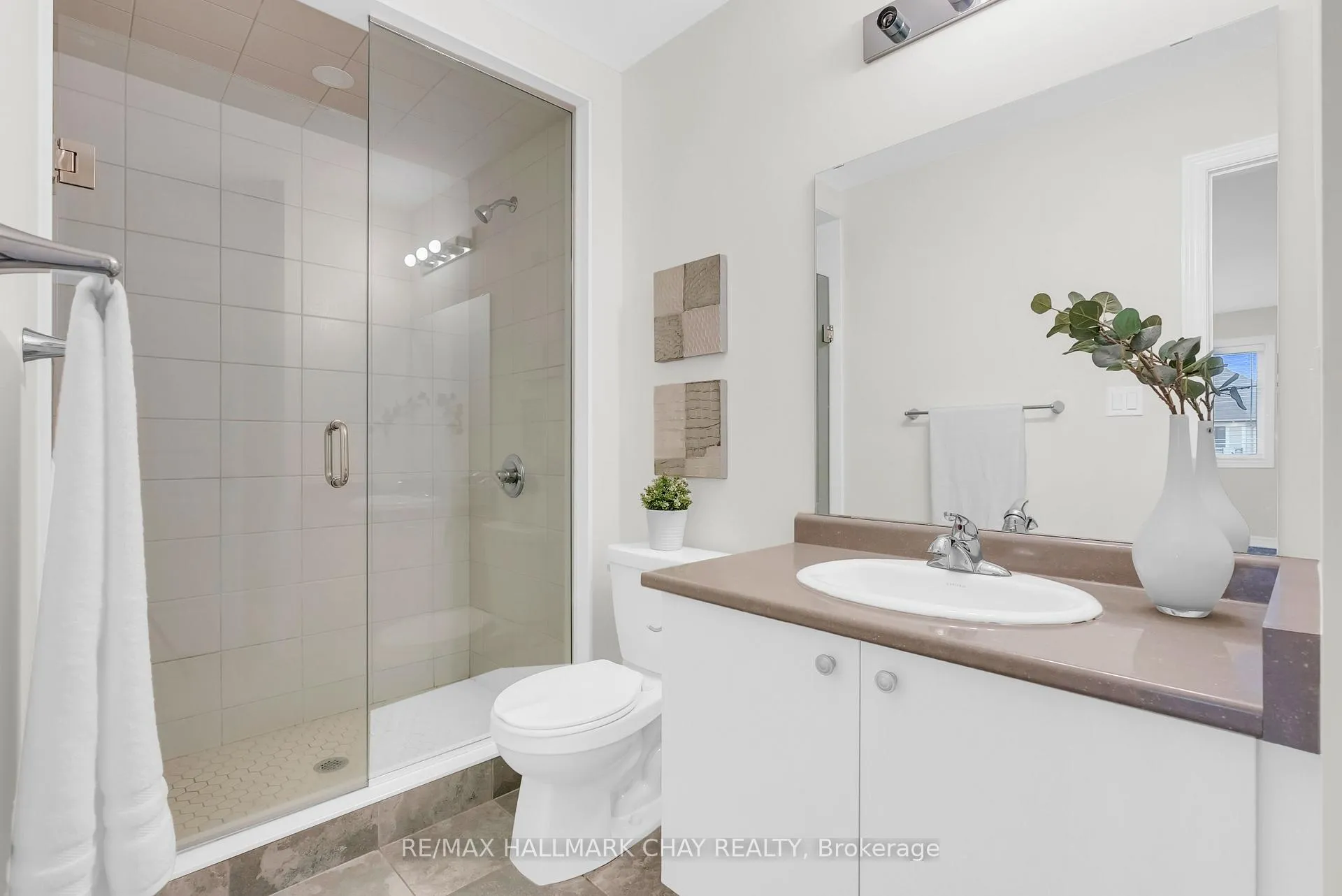 Photo 21 of 92 Aquasanta Crescent, Hamilton, Ryckmans — HOMEH