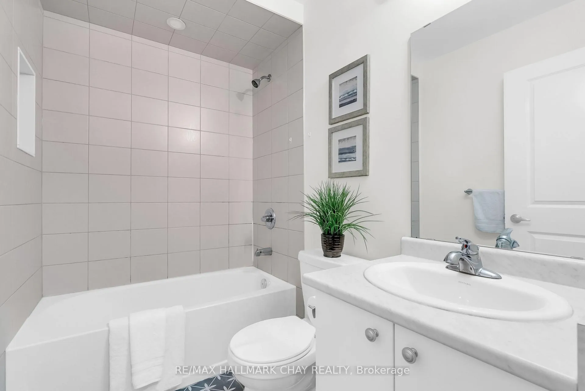 Photo 28 of 92 Aquasanta Crescent, Hamilton, Ryckmans — HOMEH