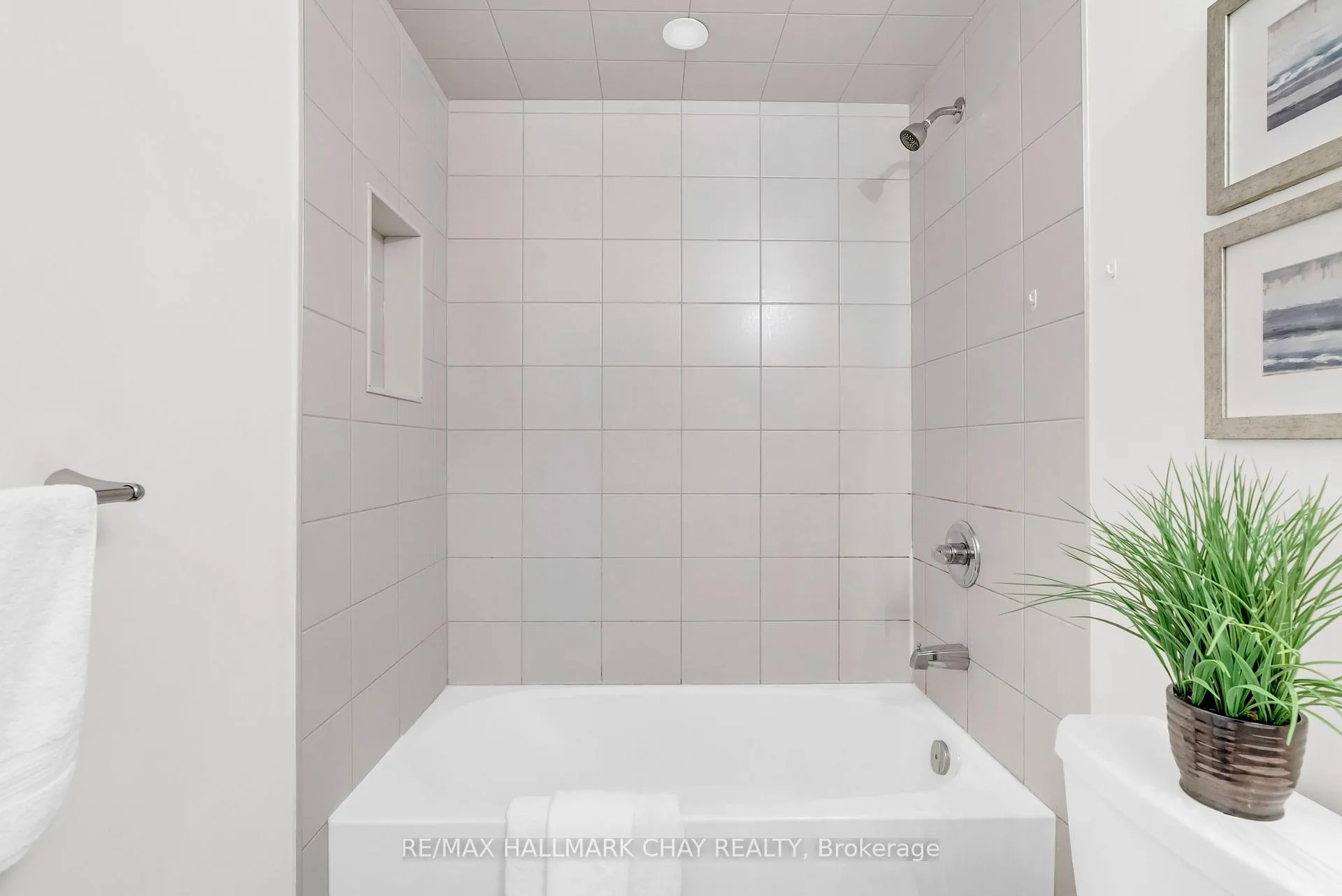 Photo 29 of 92 Aquasanta Crescent, Hamilton, Ryckmans — HOMEH