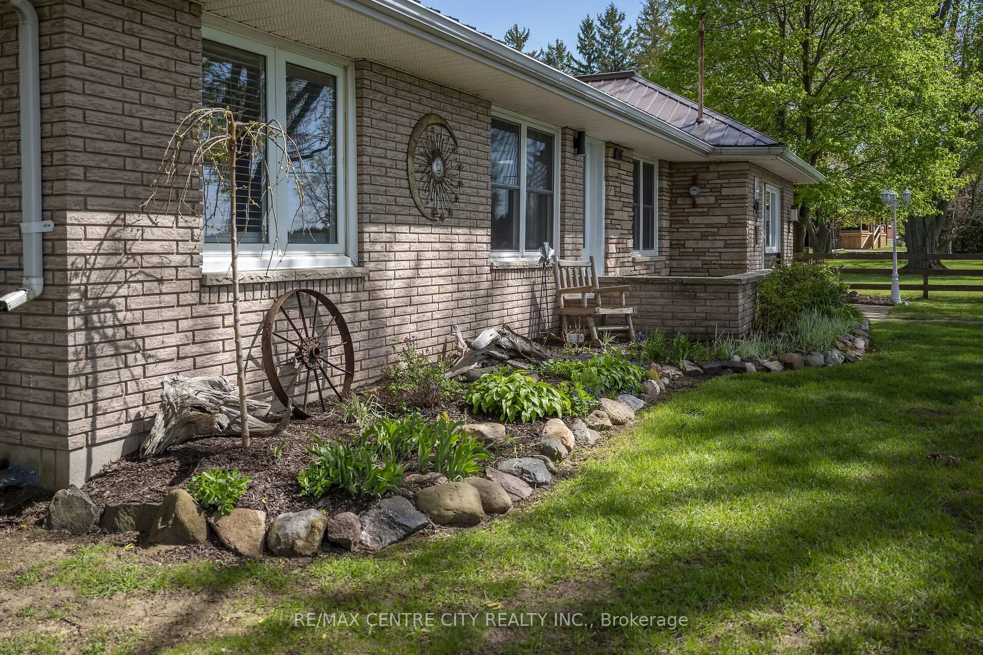Photo 2 of 29883 West Bothwell Road, Chatham-Kent, Bothwell — HOMEH