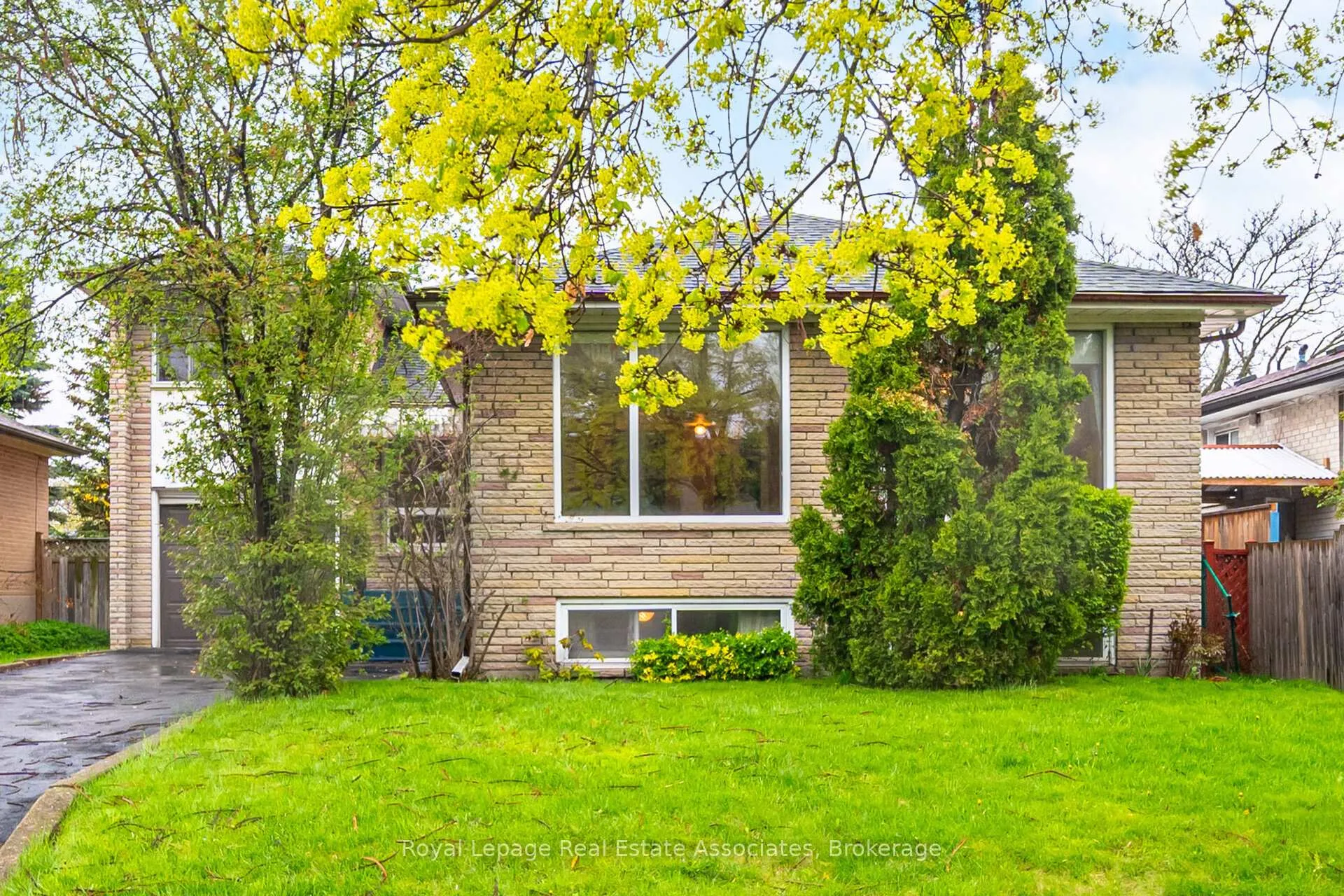 Front of 193 Kingsview Boulevard
