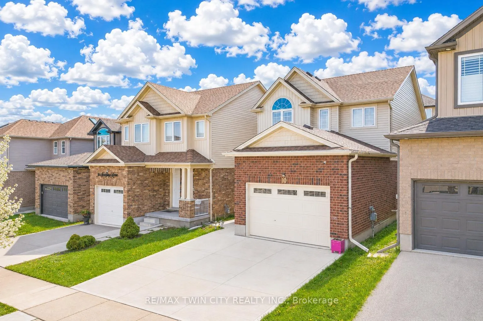 Photo 2 of 10 Sandybay Avenue, Kitchener — HOMEH