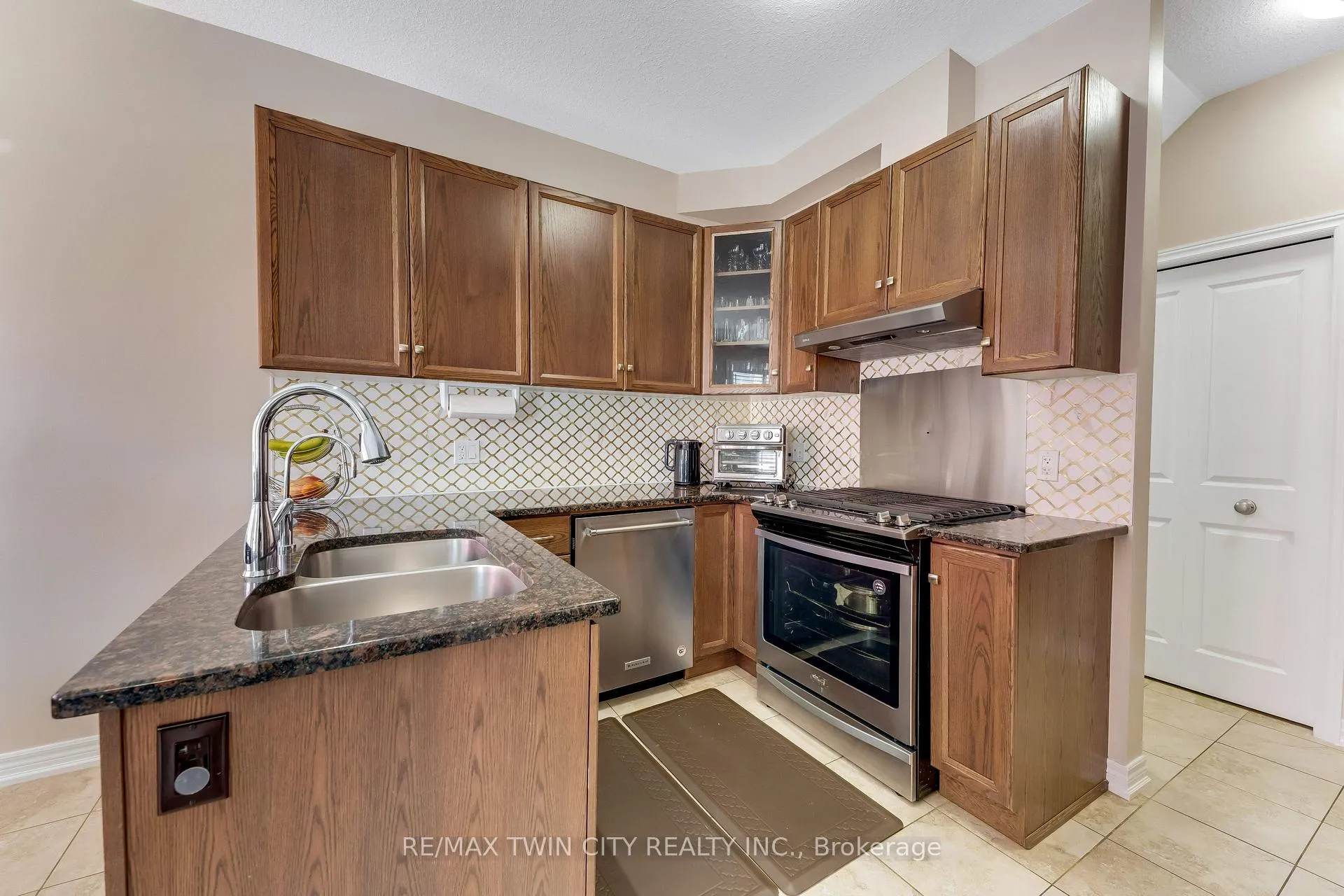 Photo 11 of 10 Sandybay Avenue, Kitchener — HOMEH