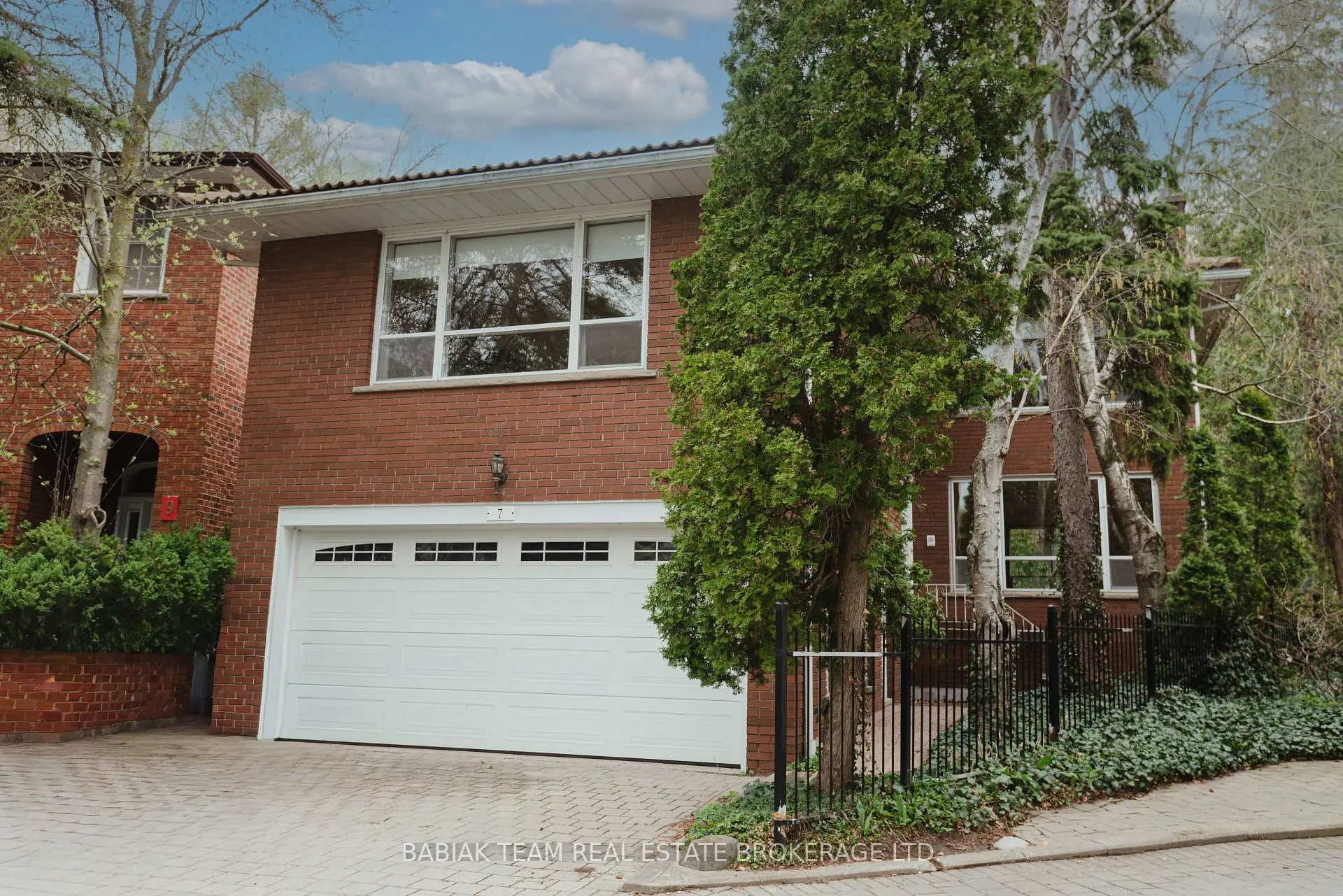 Photo 1 of 7 Innisfree Court, Toronto, High Park-Swansea — HOMEH