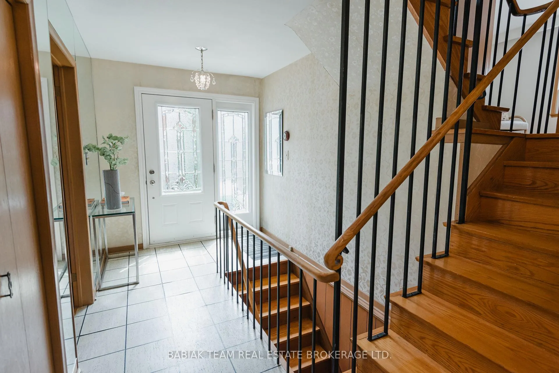 Photo 2 of 7 Innisfree Court, Toronto, High Park-Swansea — HOMEH