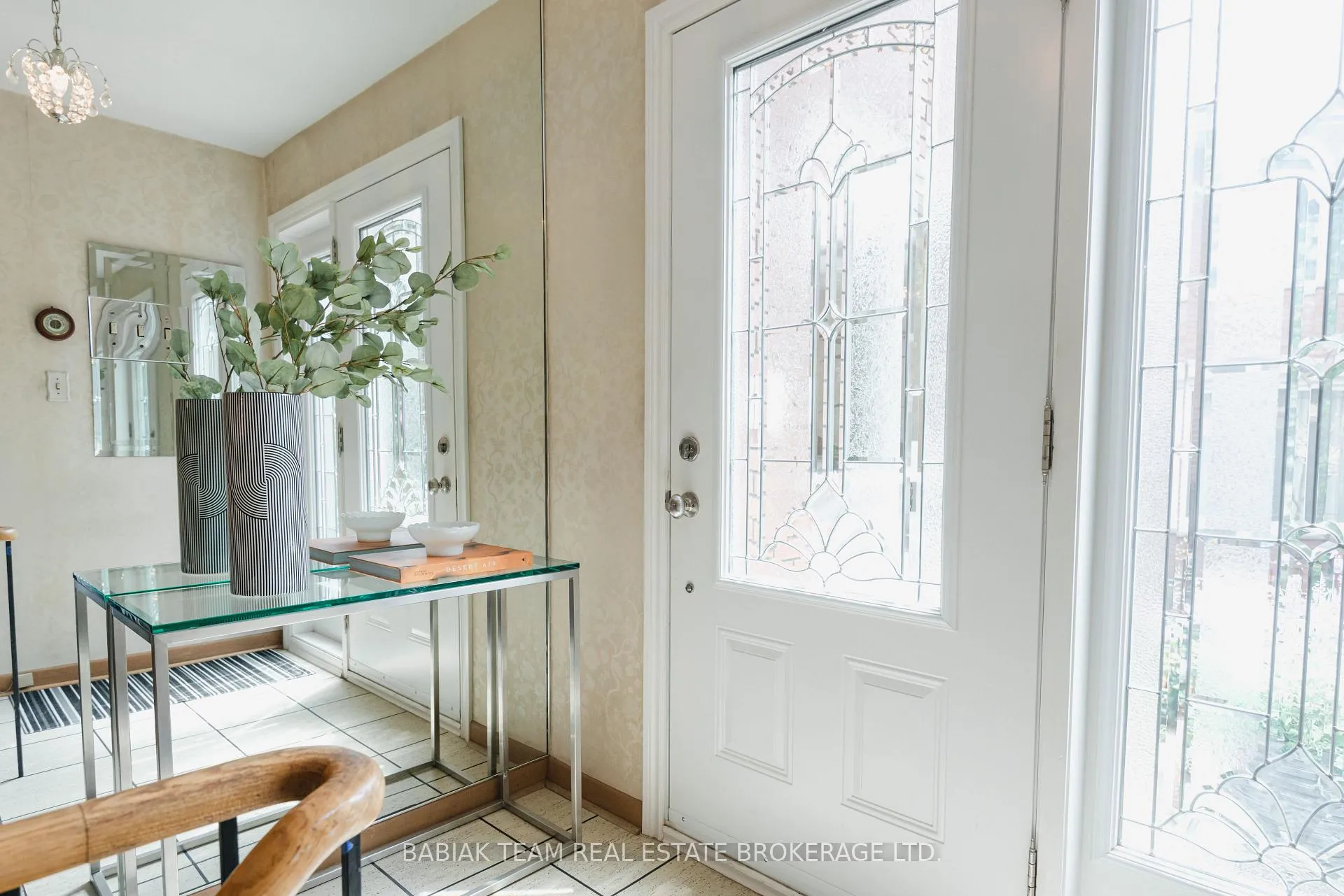Photo 3 of 7 Innisfree Court, Toronto, High Park-Swansea — HOMEH