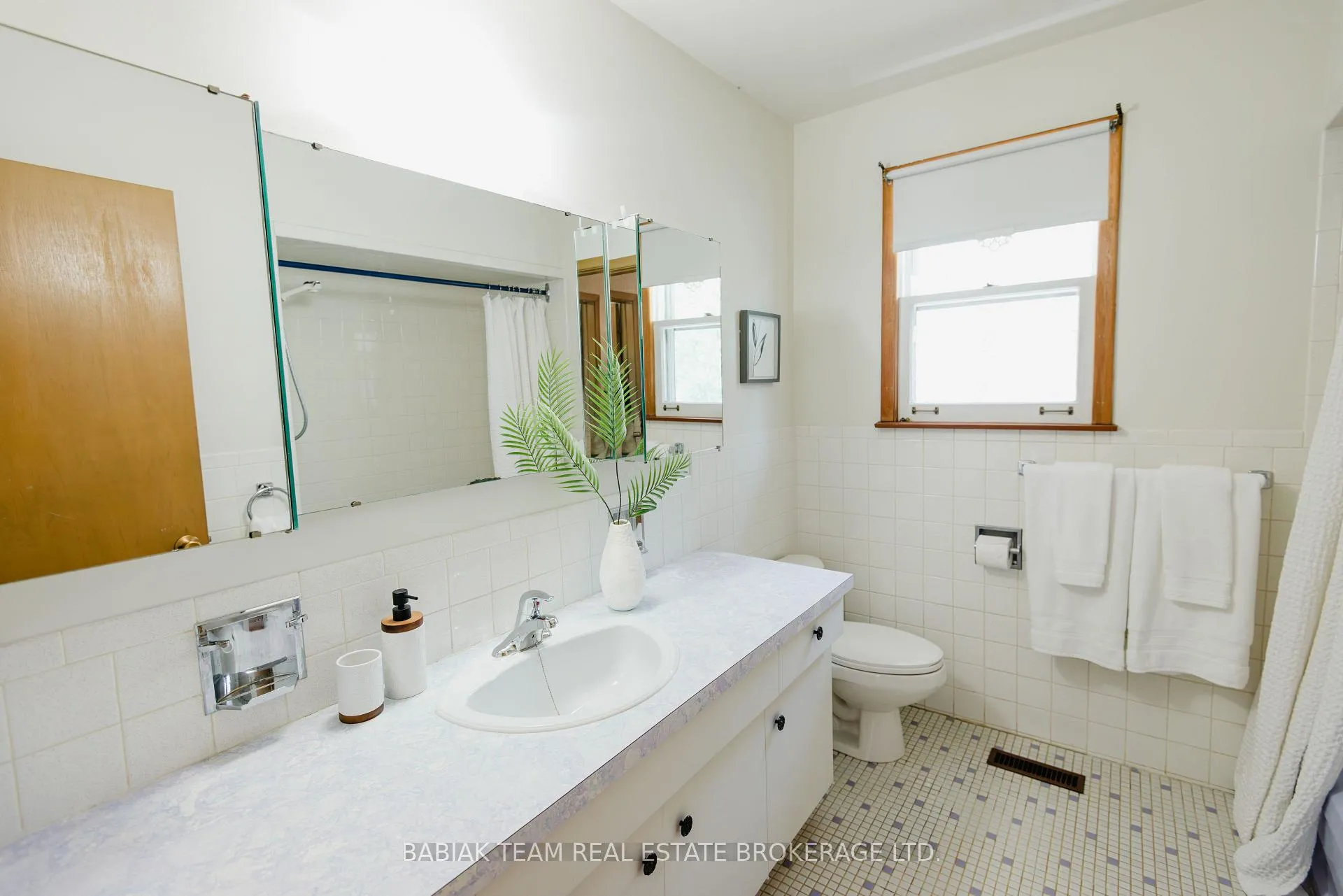 Photo 25 of 7 Innisfree Court, Toronto, High Park-Swansea — HOMEH