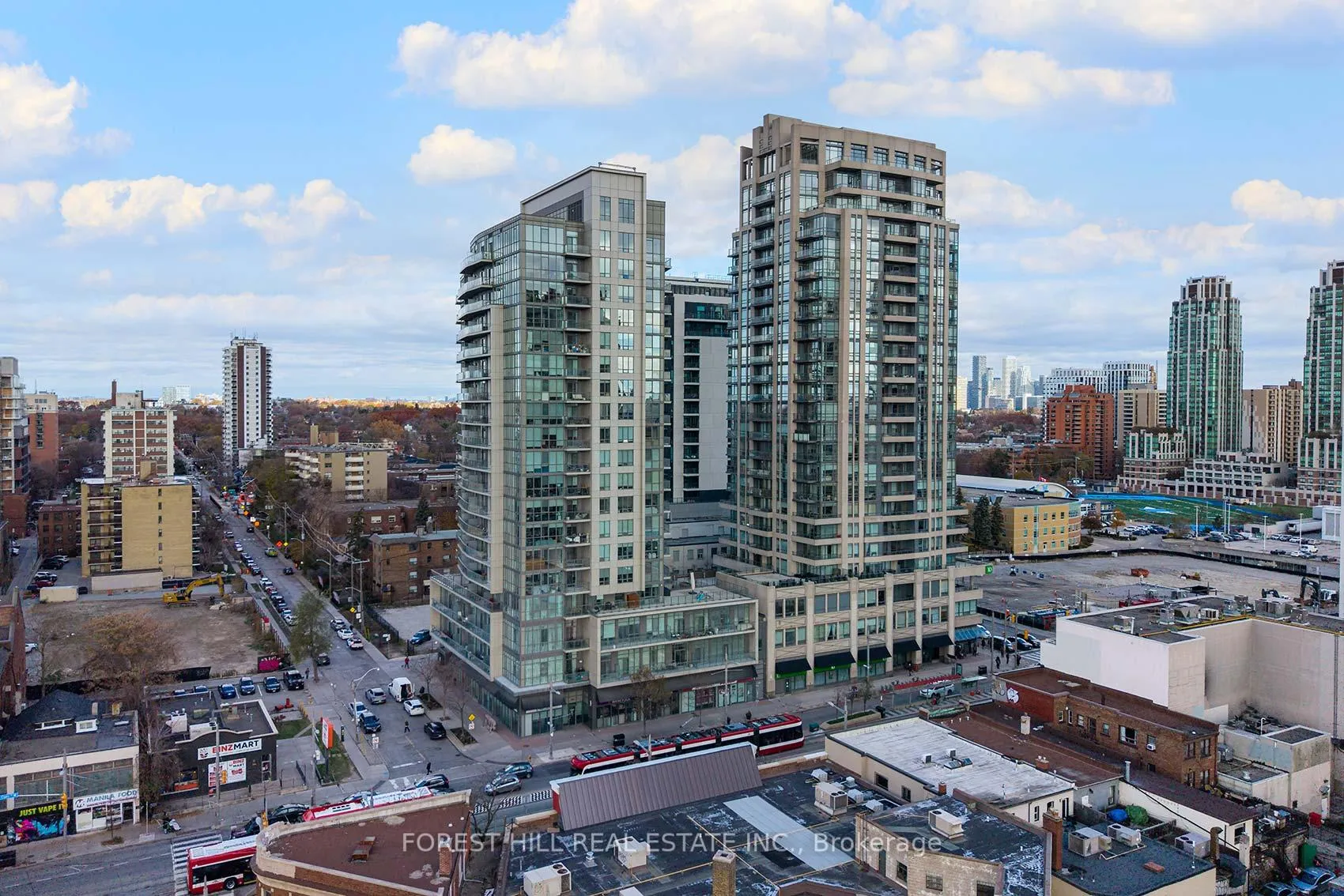 Front of Unit 1505, 530 St Clair Avenue W