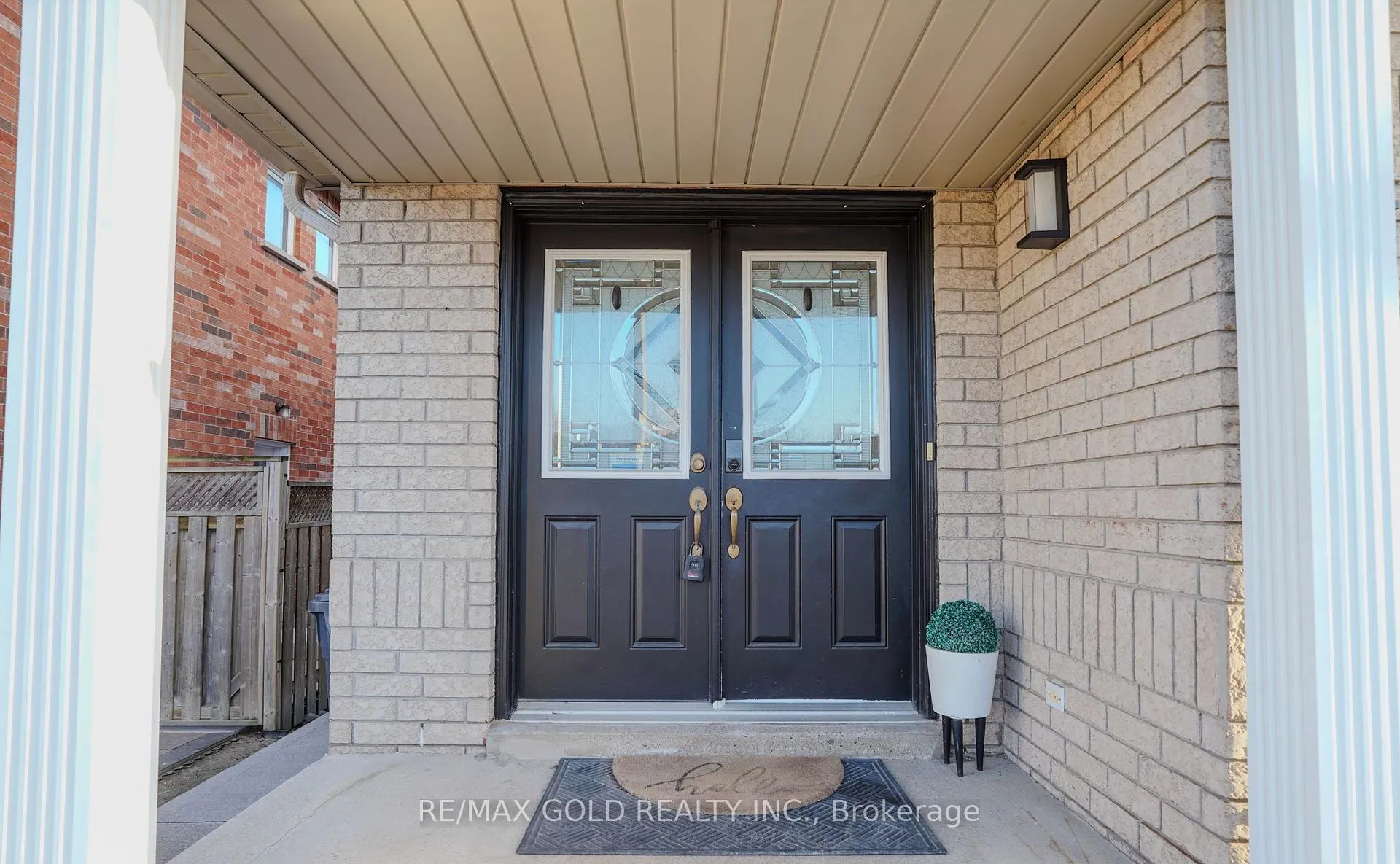 Photo 4 of 109 Crystal Glen Crescent, Brampton, Credit Valley — HOMEH