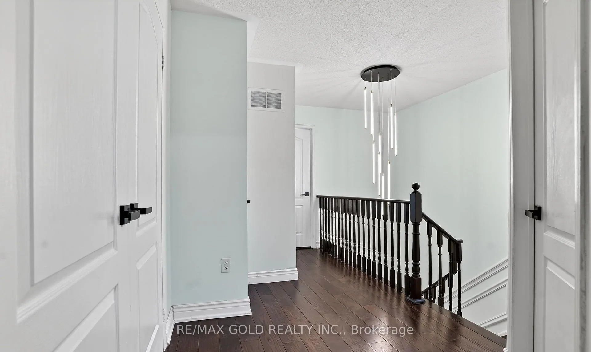 Photo 10 of 109 Crystal Glen Crescent, Brampton, Credit Valley — HOMEH