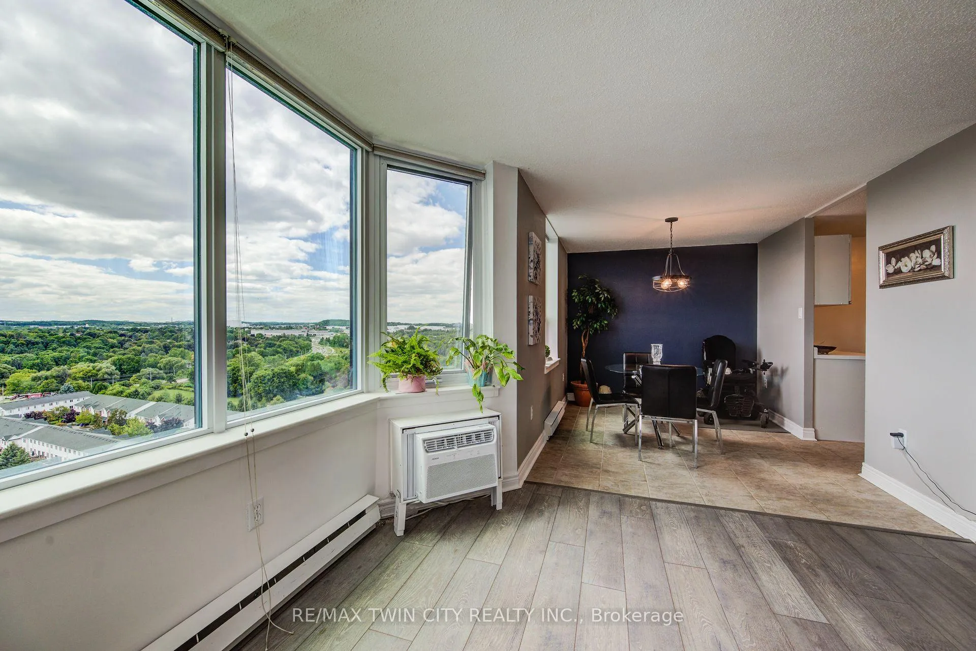 Photo 5 of Unit 1605, 35 Green Valley Drive, Kitchener, Pioneer Park — HOMEH