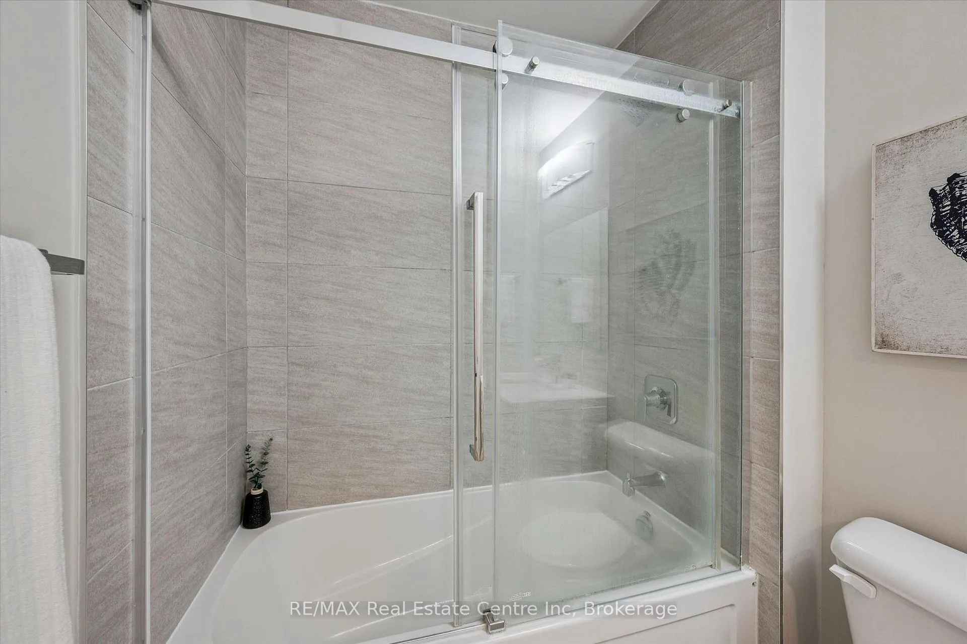 Photo 14 of Unit 1209, 108 Garment Street, Kitchener — HOMEH