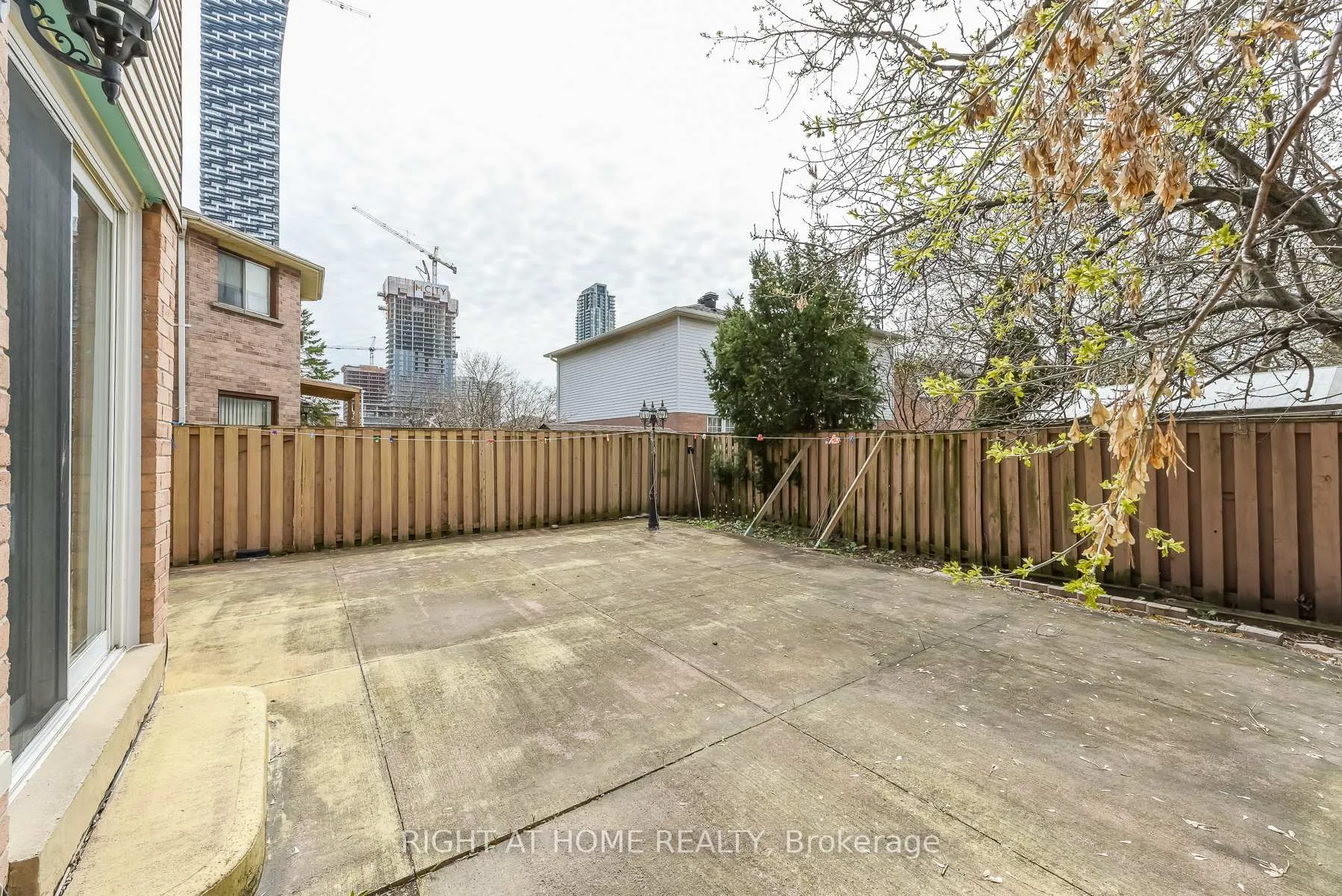 Photo 4 of 379 Wallenberg Crescent, Mississauga, Creditview — HOMEH