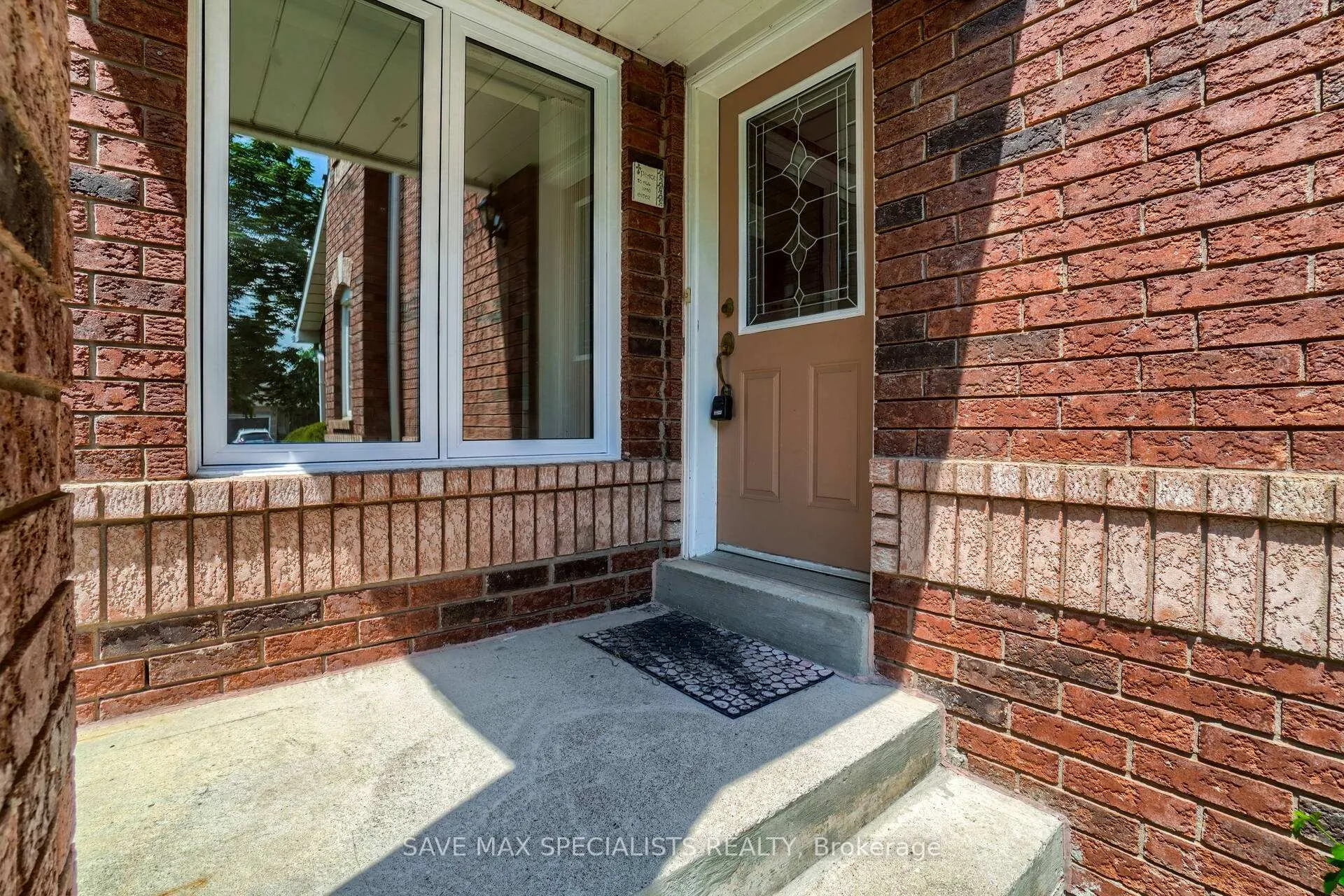 Photo 4 of 1401 Inuit Trail, Mississauga, Meadowvale Village — HOMEH