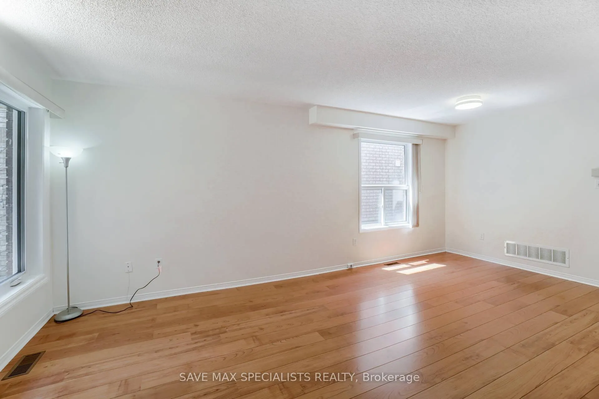 Photo 8 of 1401 Inuit Trail, Mississauga, Meadowvale Village — HOMEH